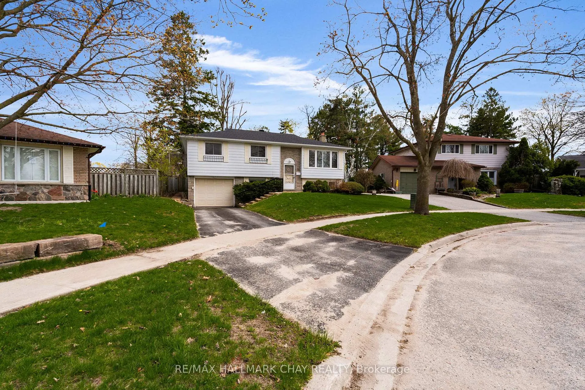 Photo 2 of 33 Davies Crescent, Barrie, Grove East — HOMEH
