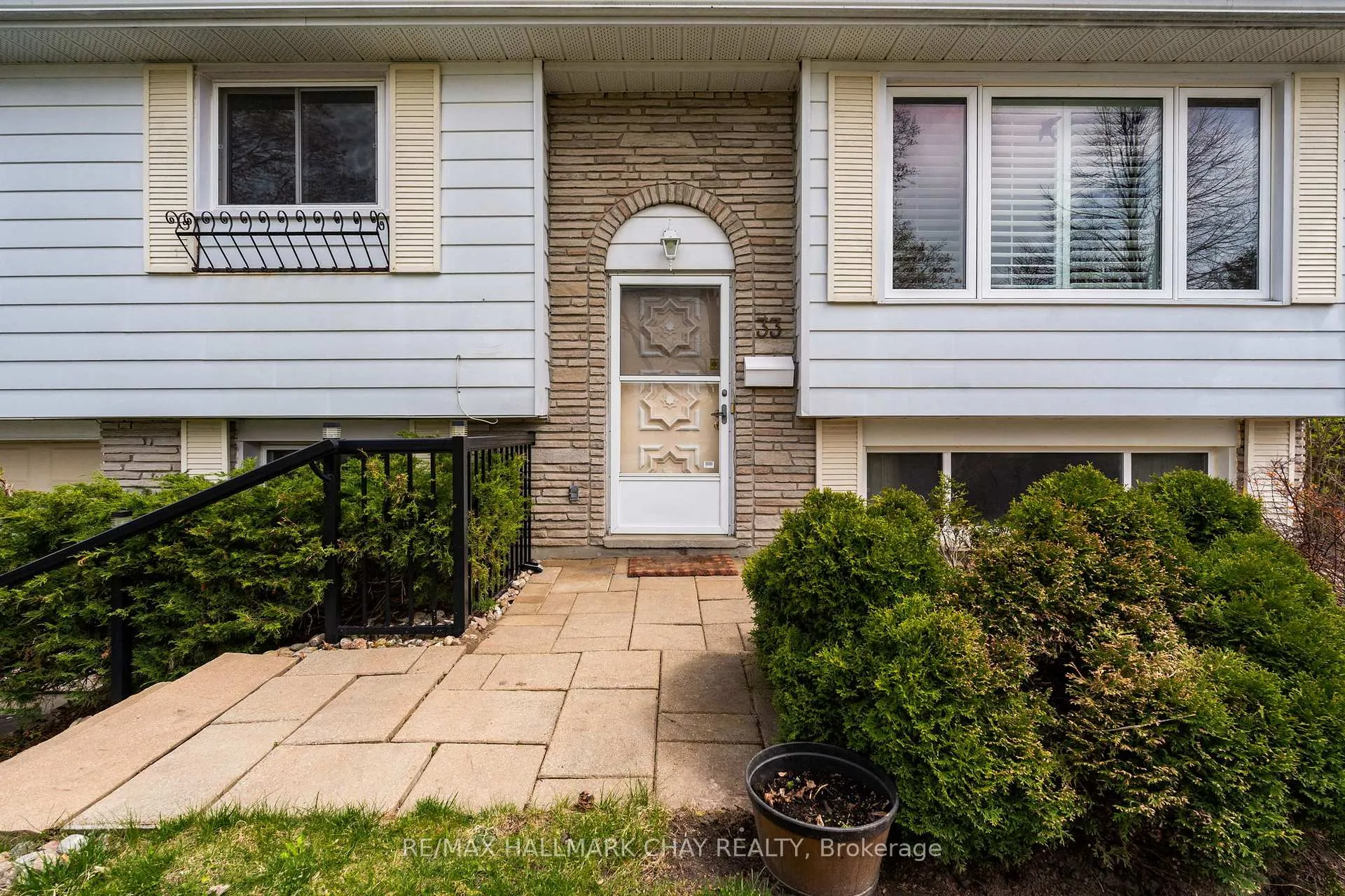 Photo 3 of 33 Davies Crescent, Barrie, Grove East — HOMEH