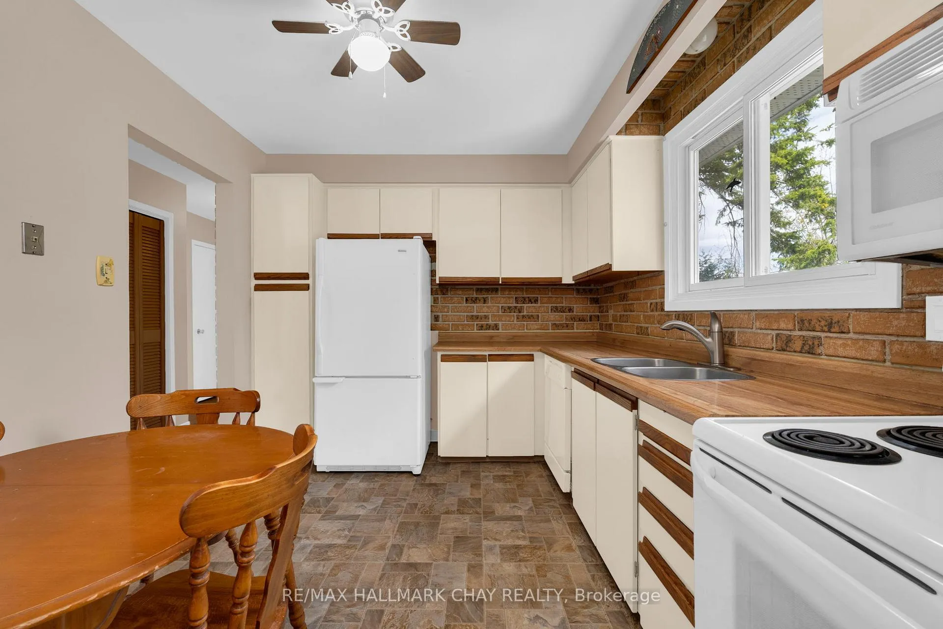 Photo 9 of 33 Davies Crescent, Barrie, Grove East — HOMEH