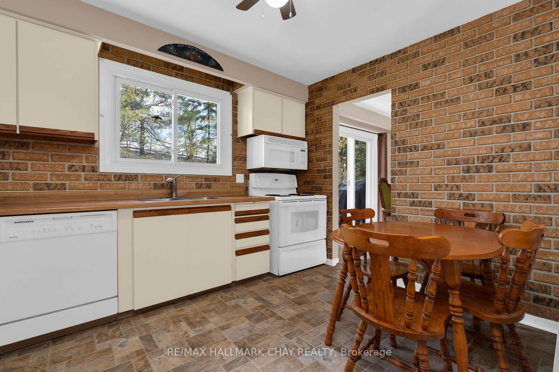 Photo 10 of 33 Davies Crescent, Barrie, Grove East — HOMEH