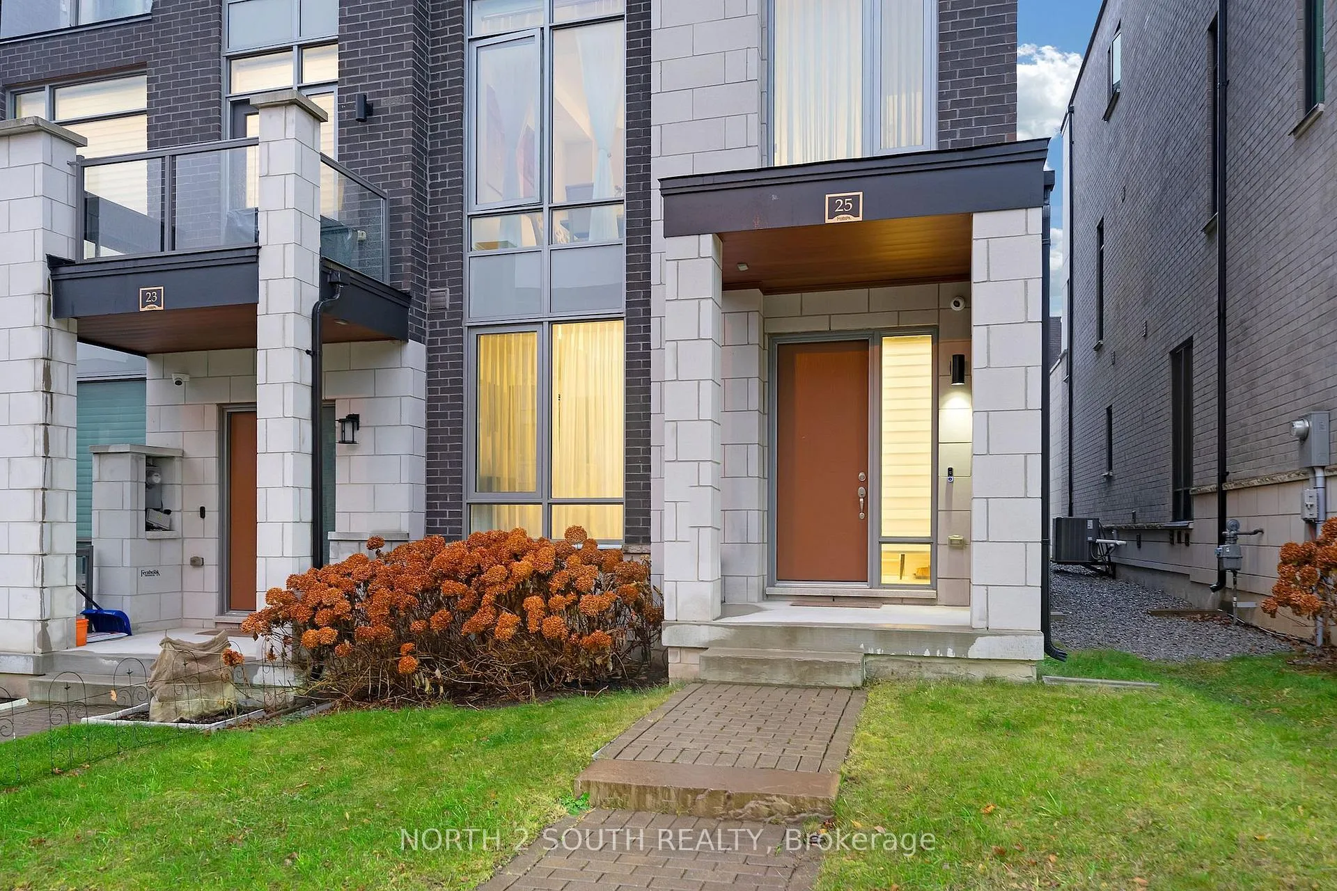Photo 3 of 25 Aylin Crescent, Vaughan, Patterson — HOMEH