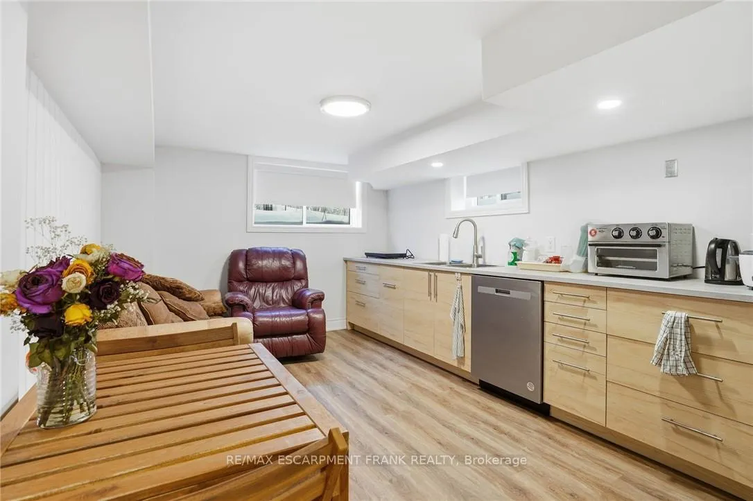 Photo 33 of 50 Broadway Avenue, Hamilton, Ainslie Wood — HOMEH