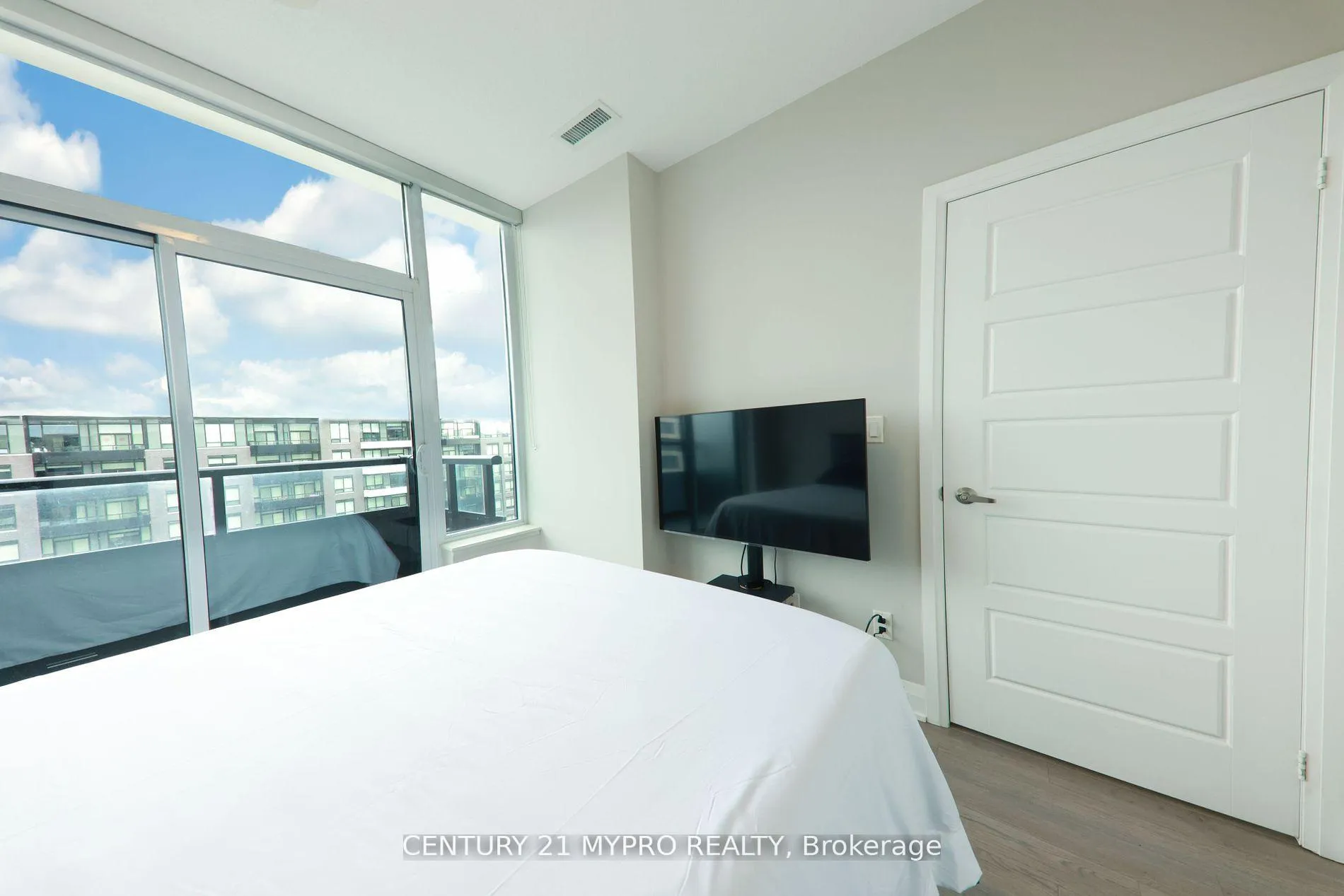Photo 6 of Unit 917, 15 Water Walk Drive, Markham, Unionville — HOMEH