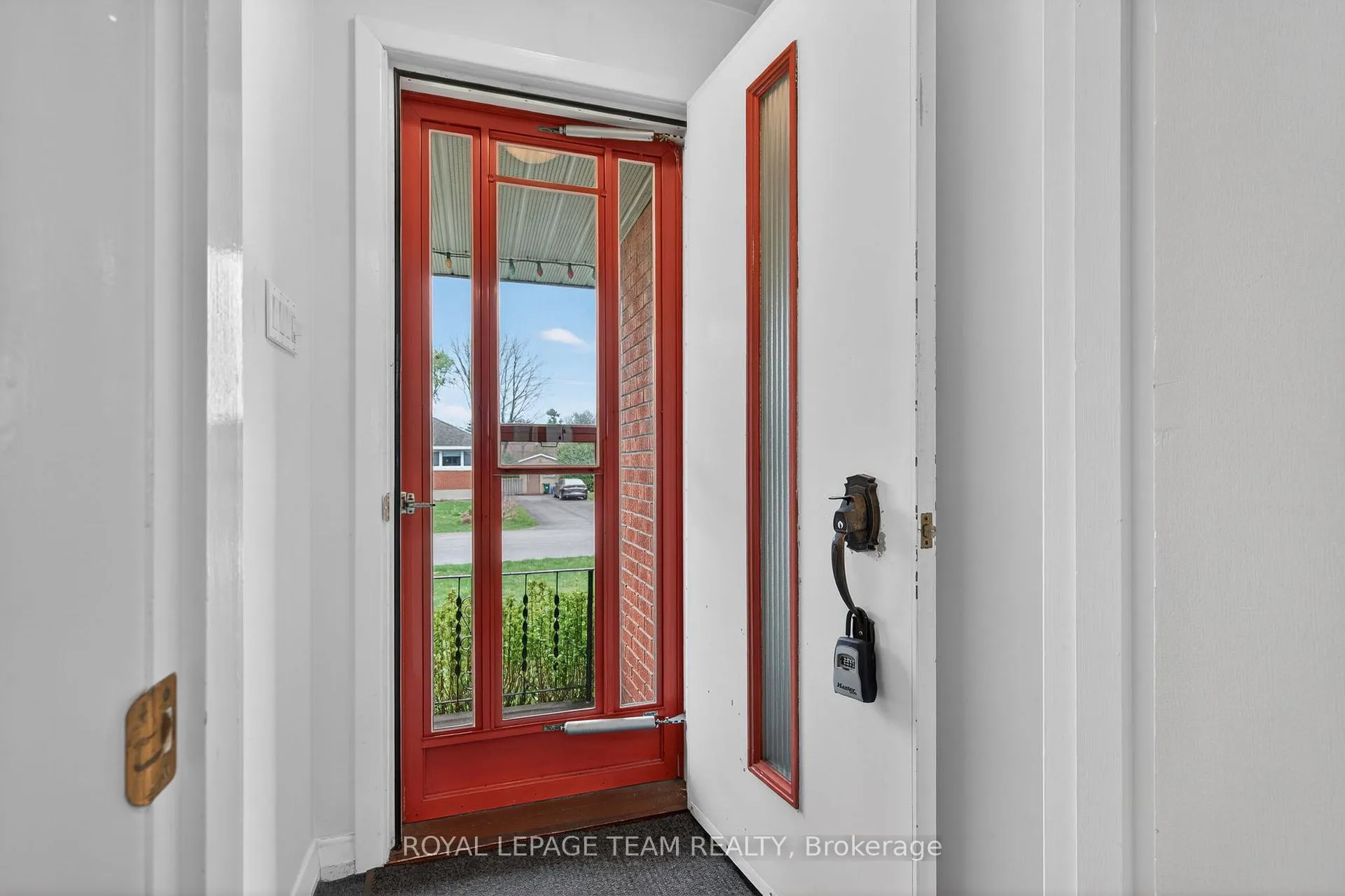 Photo 4 of 15 Donna Street, Ottawa, Meadowlands/Crestview — HOMEH