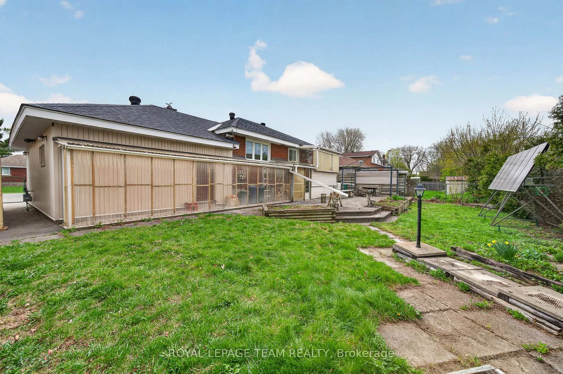 Photo 42 of 15 Donna Street, Ottawa, Meadowlands/Crestview — HOMEH