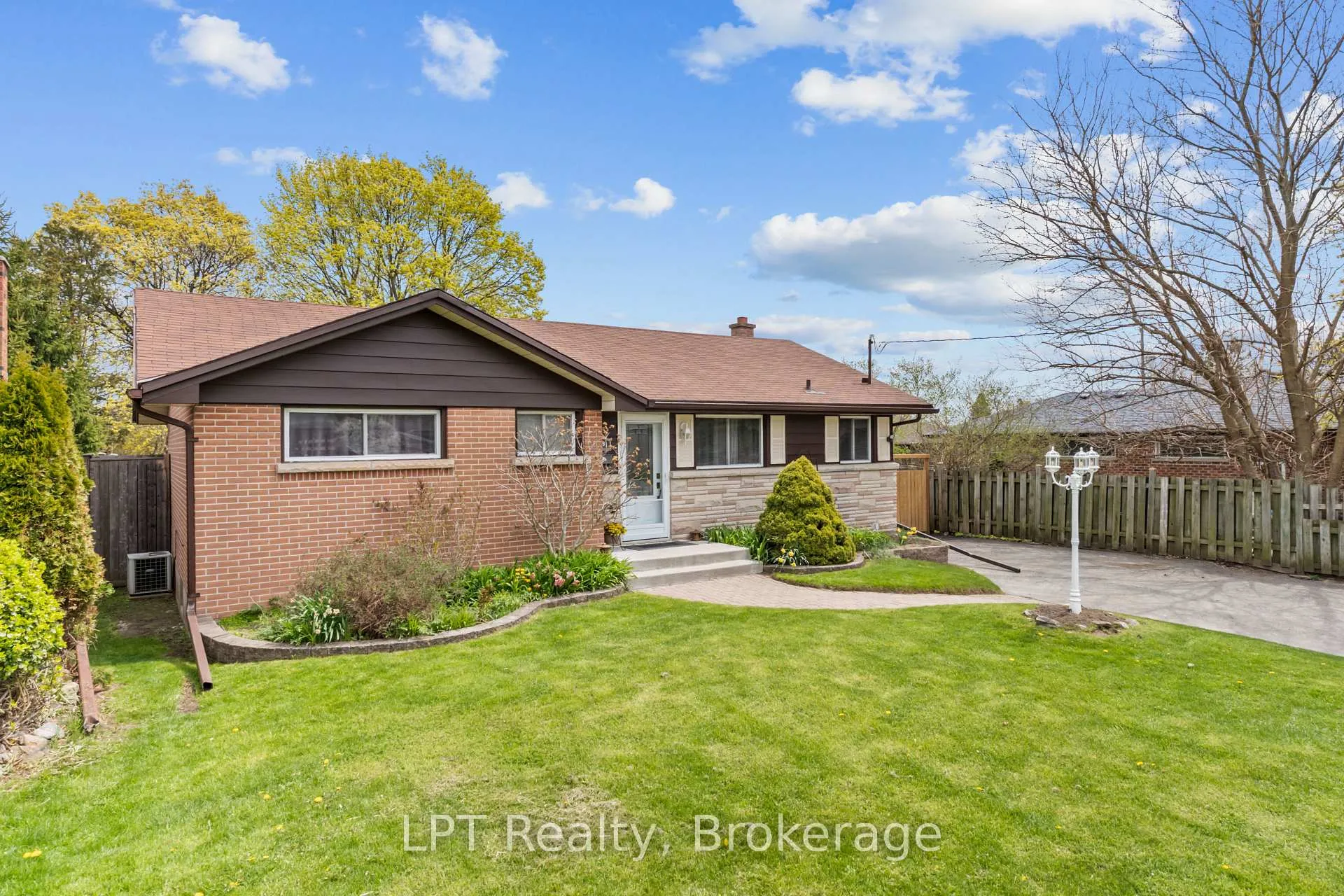 Photo 2 of 519 Rosmere Street, Oshawa, McLaughlin — HOMEH
