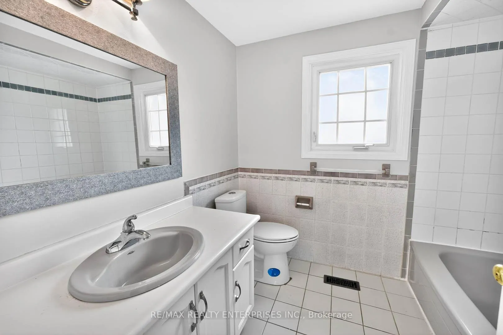 Photo 19 of 46 Robson Crescent, Hamilton, Randall — HOMEH