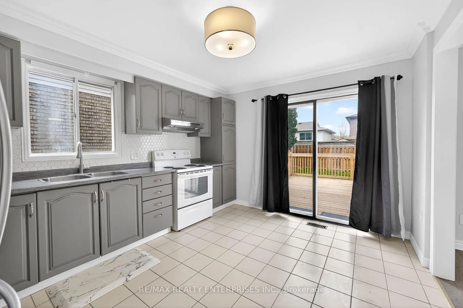 Photo 25 of 46 Robson Crescent, Hamilton, Randall — HOMEH