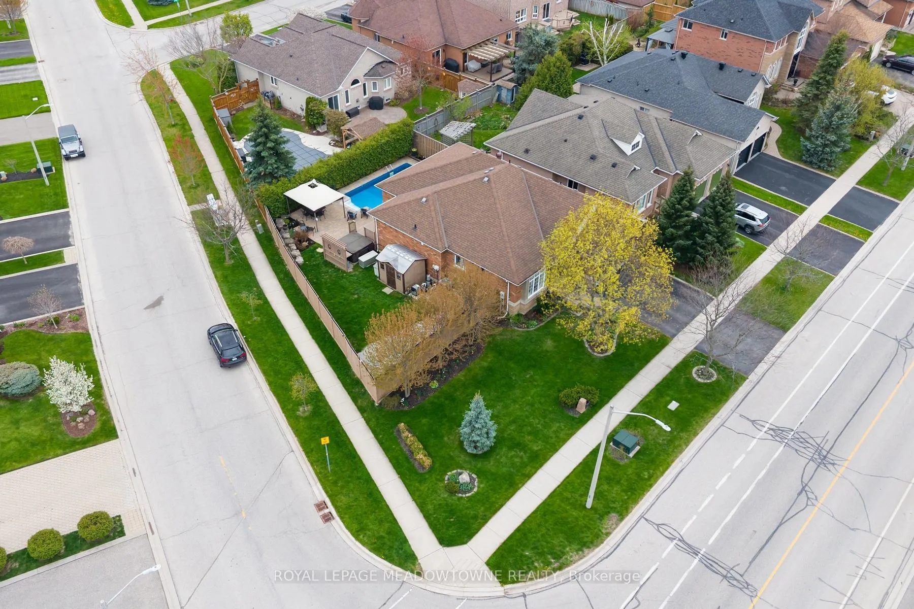 Photo 41 of 22 Berton Boulevard, Halton Hills, Georgetown — HOMEH