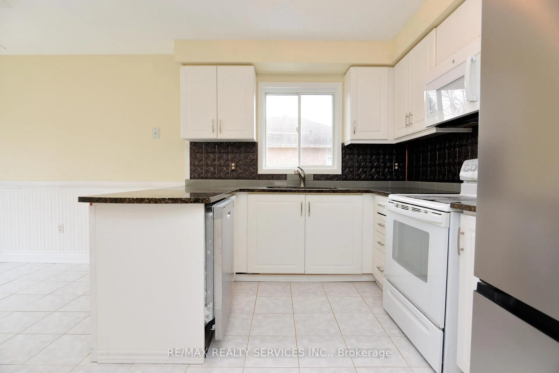 Photo 10 of 7 Bush Crescent, Wasaga Beach — HOMEH