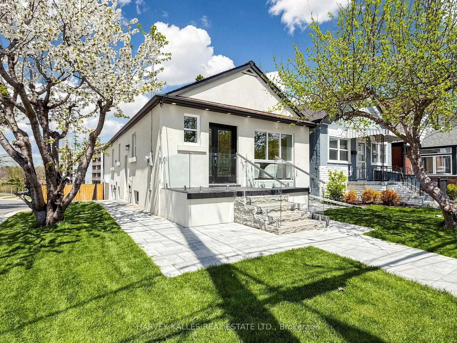 Photo 2 of 982 Cosburn Avenue, Toronto, Woodbine-Lumsden — HOMEH