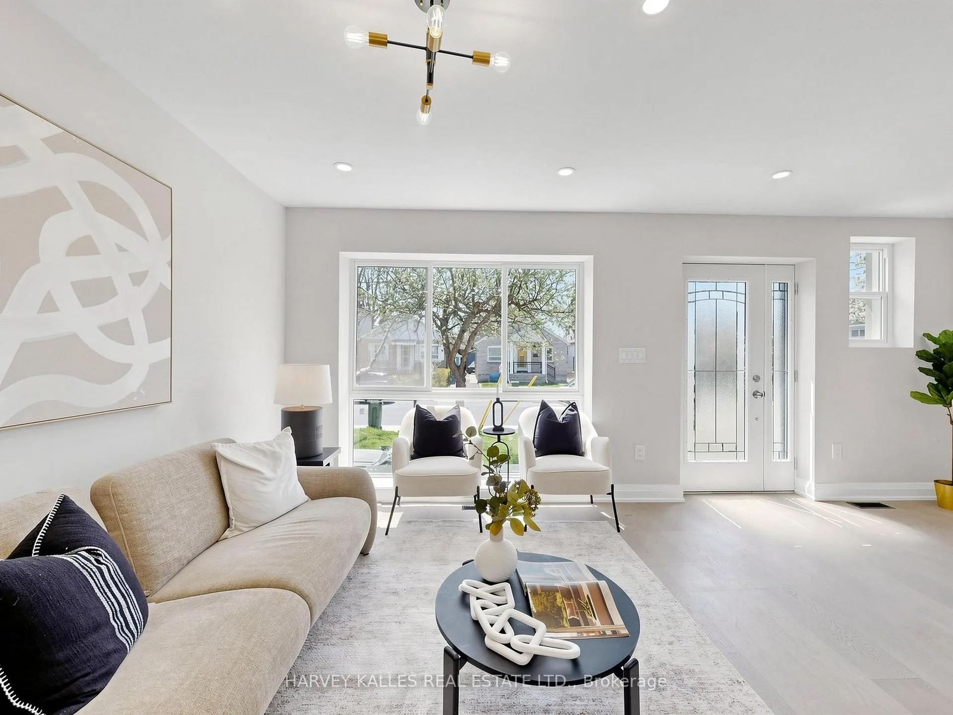 Photo 5 of 982 Cosburn Avenue, Toronto, Woodbine-Lumsden — HOMEH