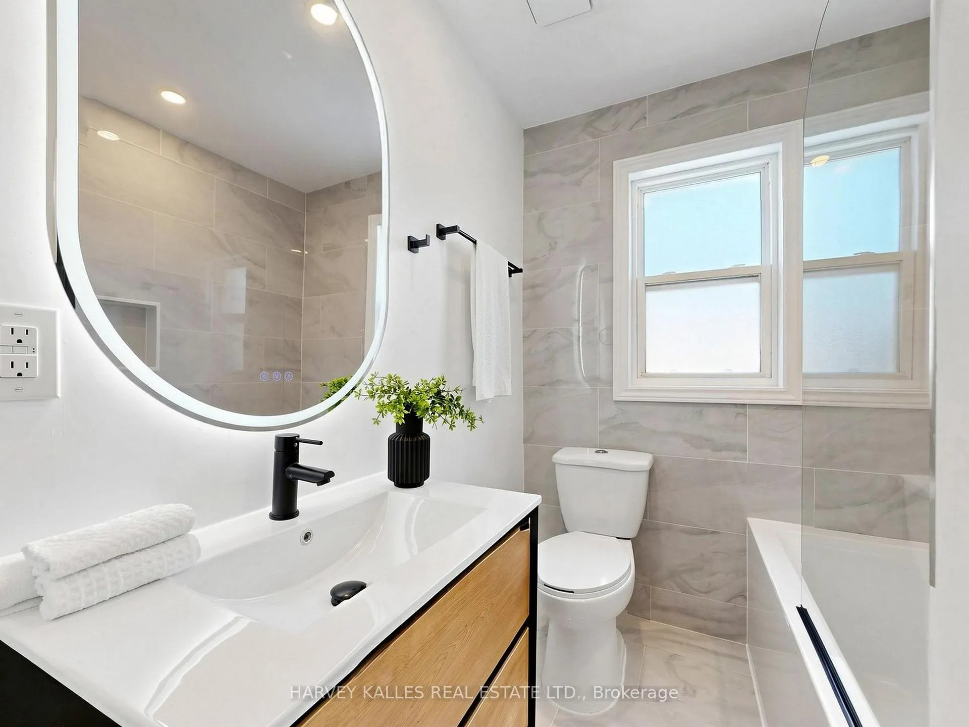 Photo 29 of 982 Cosburn Avenue, Toronto, Woodbine-Lumsden — HOMEH