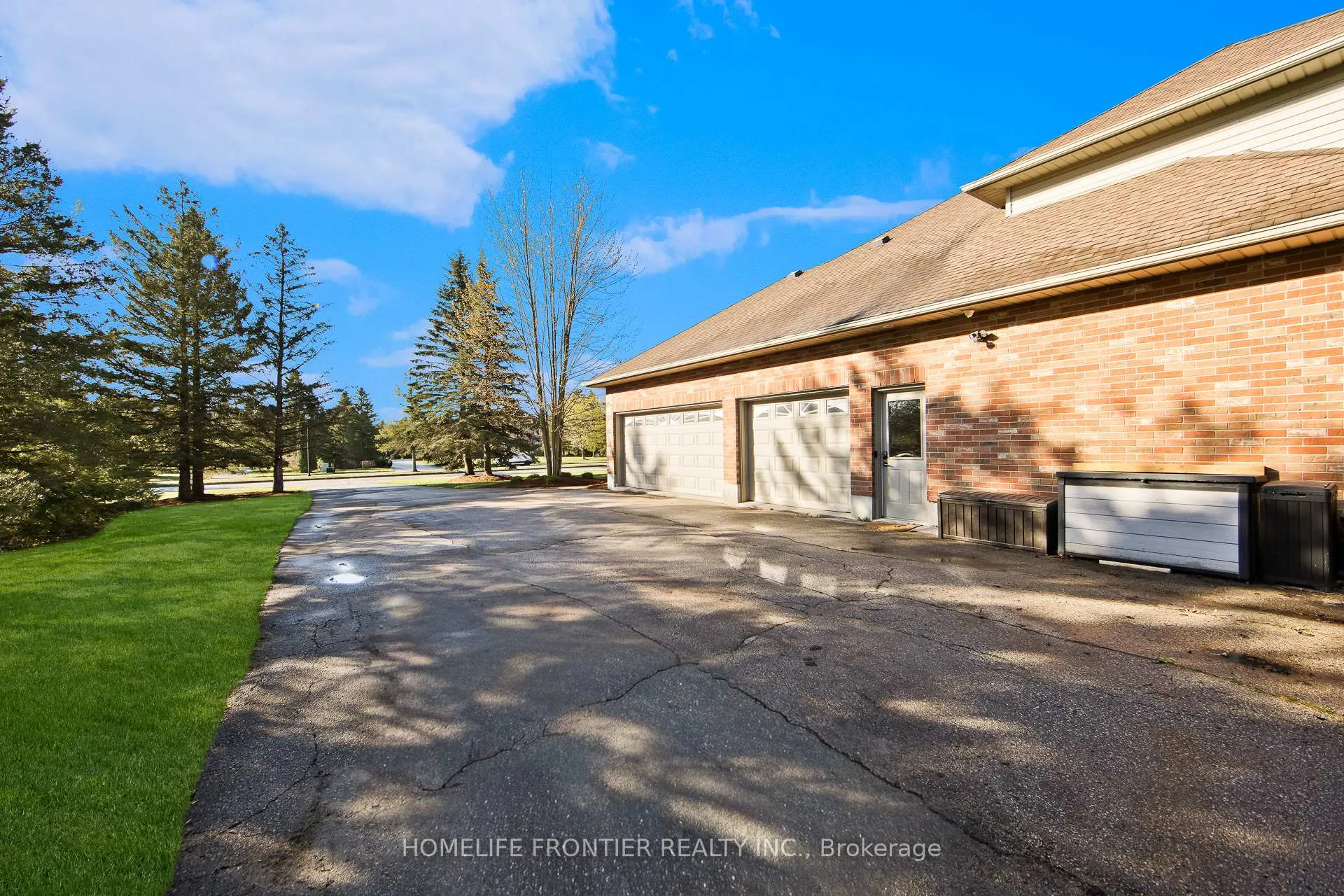 Photo 2 of 17 Bridle Path, Puslinch, Rural Puslinch East — HOMEH