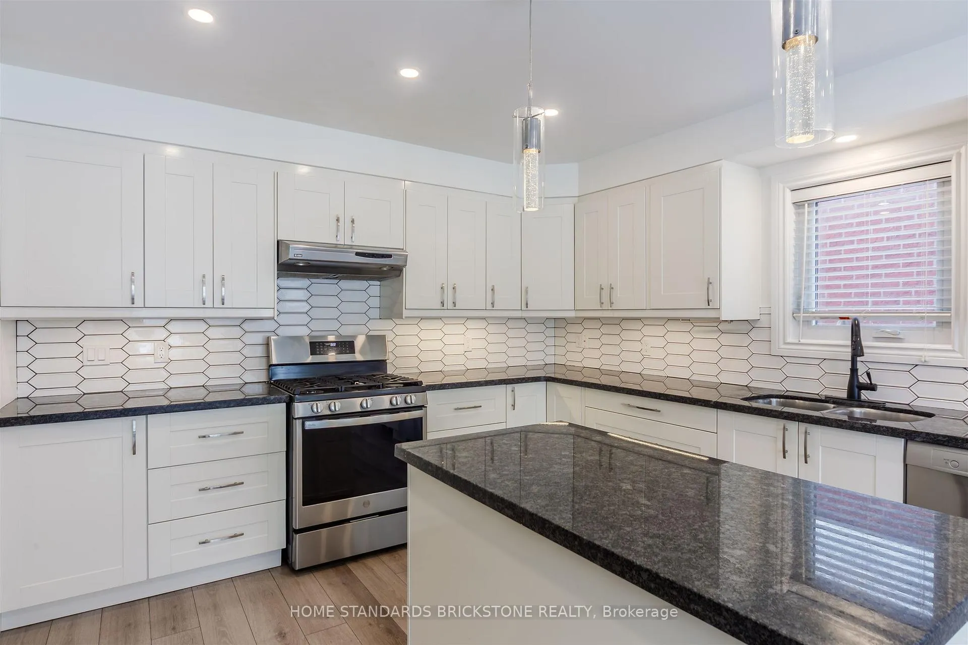 Photo 8 of 28 Brookhurst Crescent, Hamilton, Waterdown — HOMEH