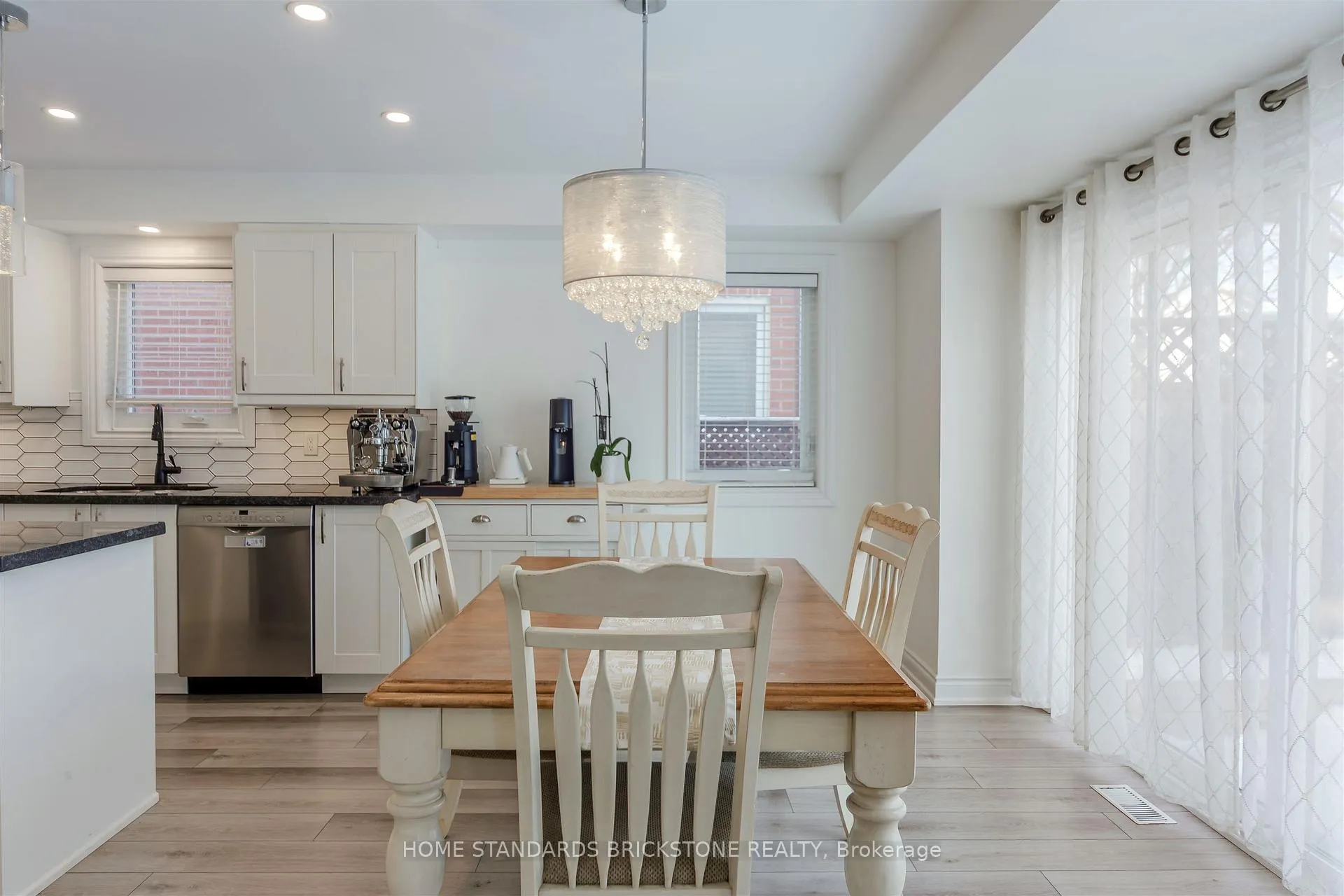 Photo 12 of 28 Brookhurst Crescent, Hamilton, Waterdown — HOMEH