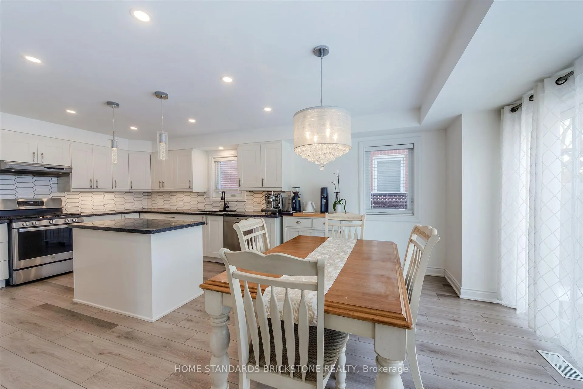Photo 13 of 28 Brookhurst Crescent, Hamilton, Waterdown — HOMEH