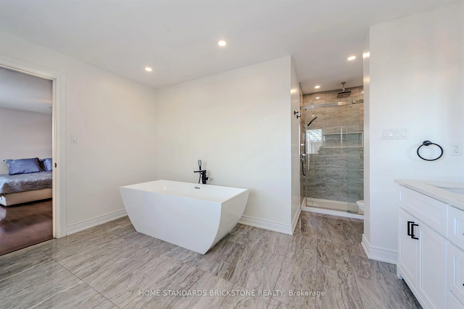 Photo 29 of 28 Brookhurst Crescent, Hamilton, Waterdown — HOMEH