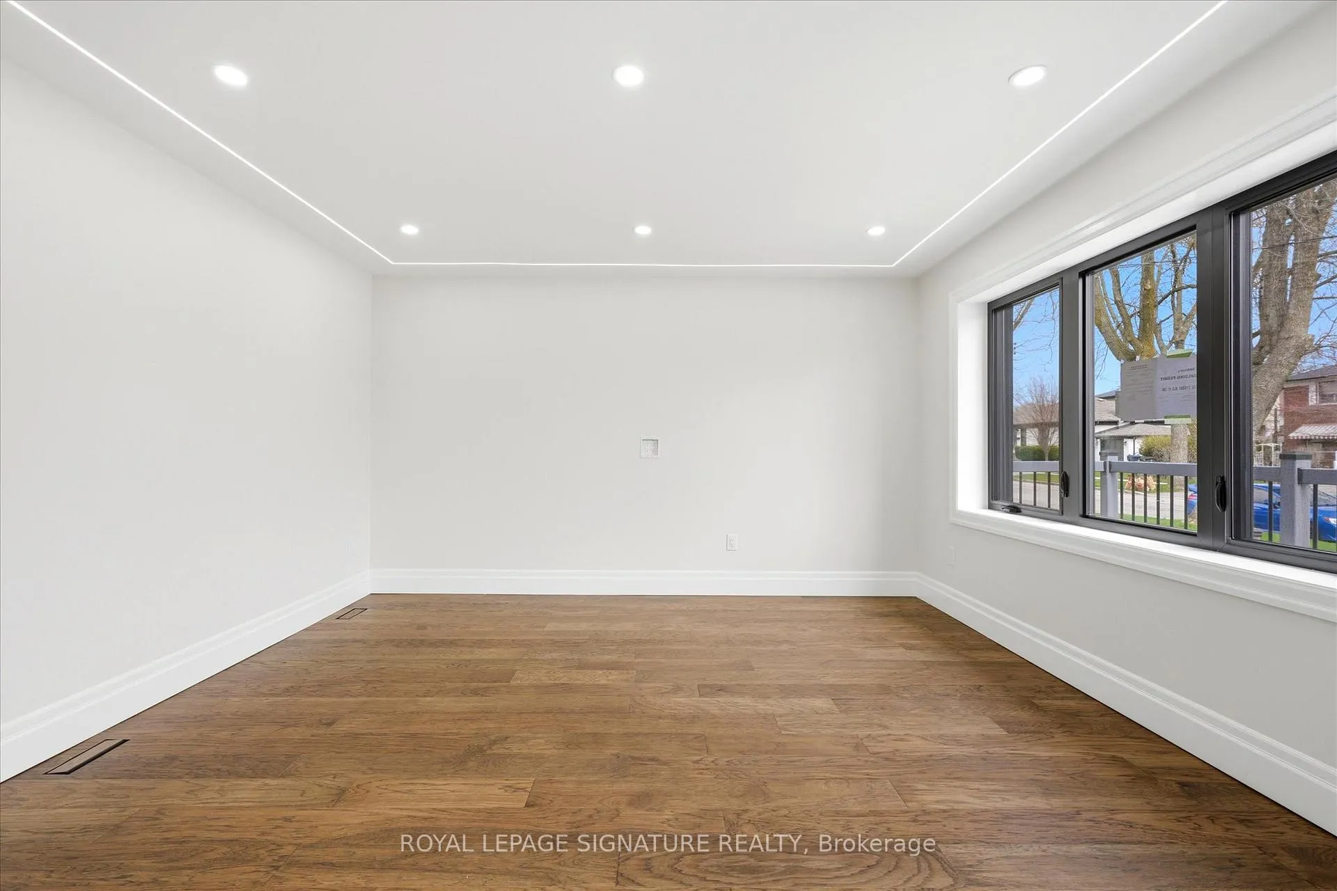 Photo 3 of 24 Treeview Drive, Etobicoke, Alderwood — HOMEH