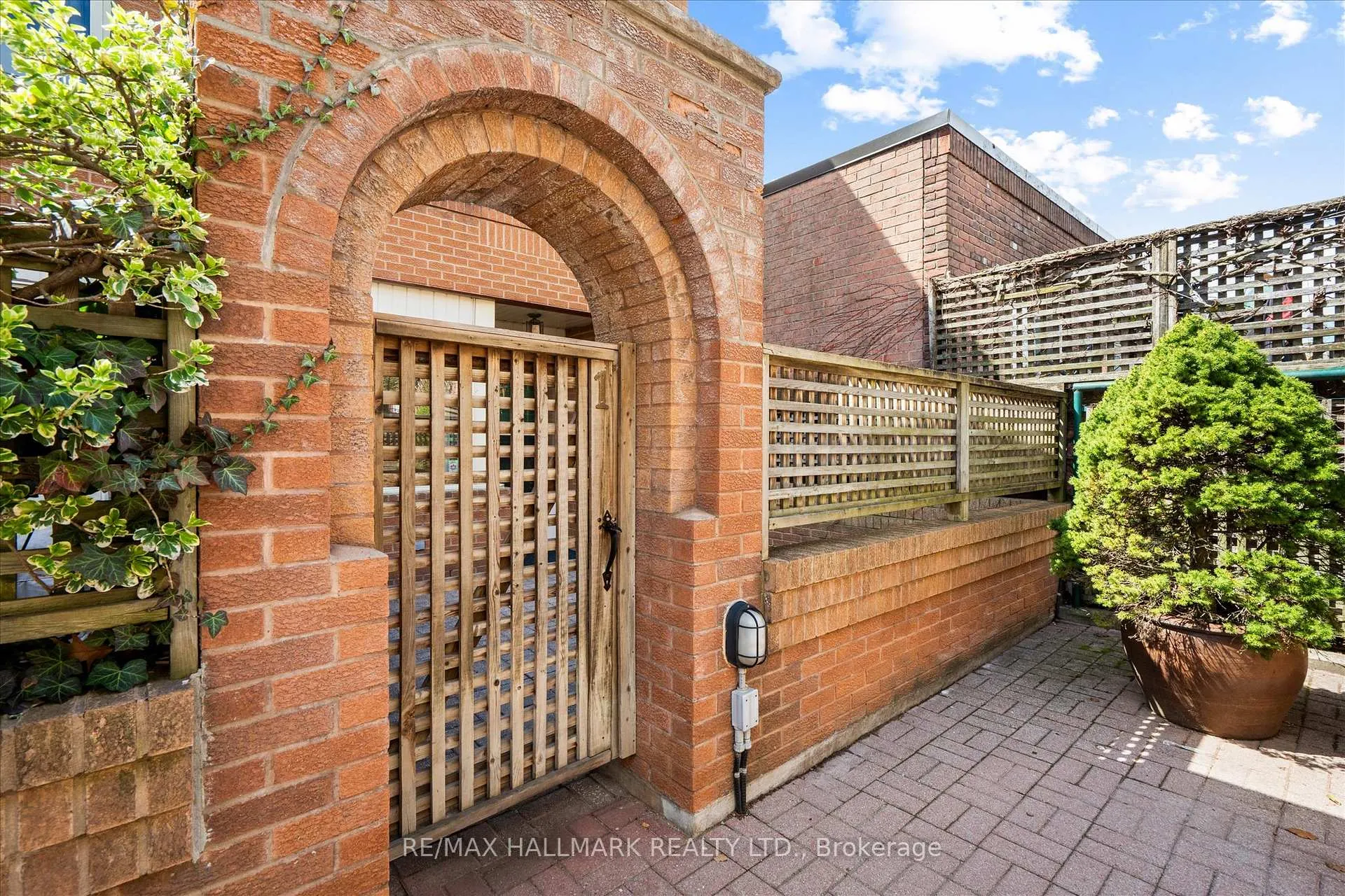 Photo 4 of Unit 1, 122 Glen Manor Drive, Toronto, The Beaches — HOMEH