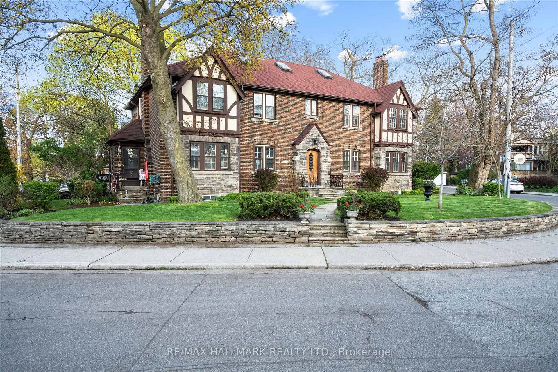 Photo 2 of 50 Benlamond Avenue, Toronto, East End-Danforth — HOMEH