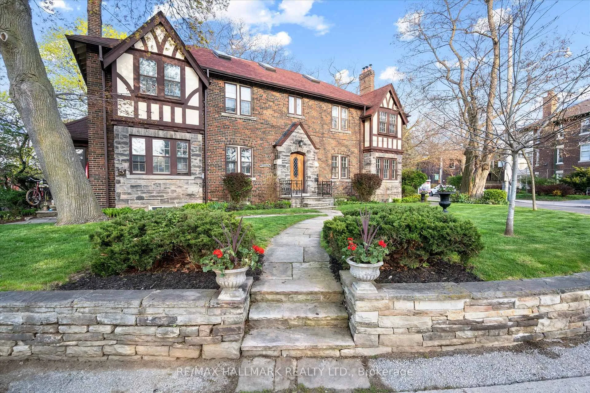 Photo 3 of 50 Benlamond Avenue, Toronto, East End-Danforth — HOMEH