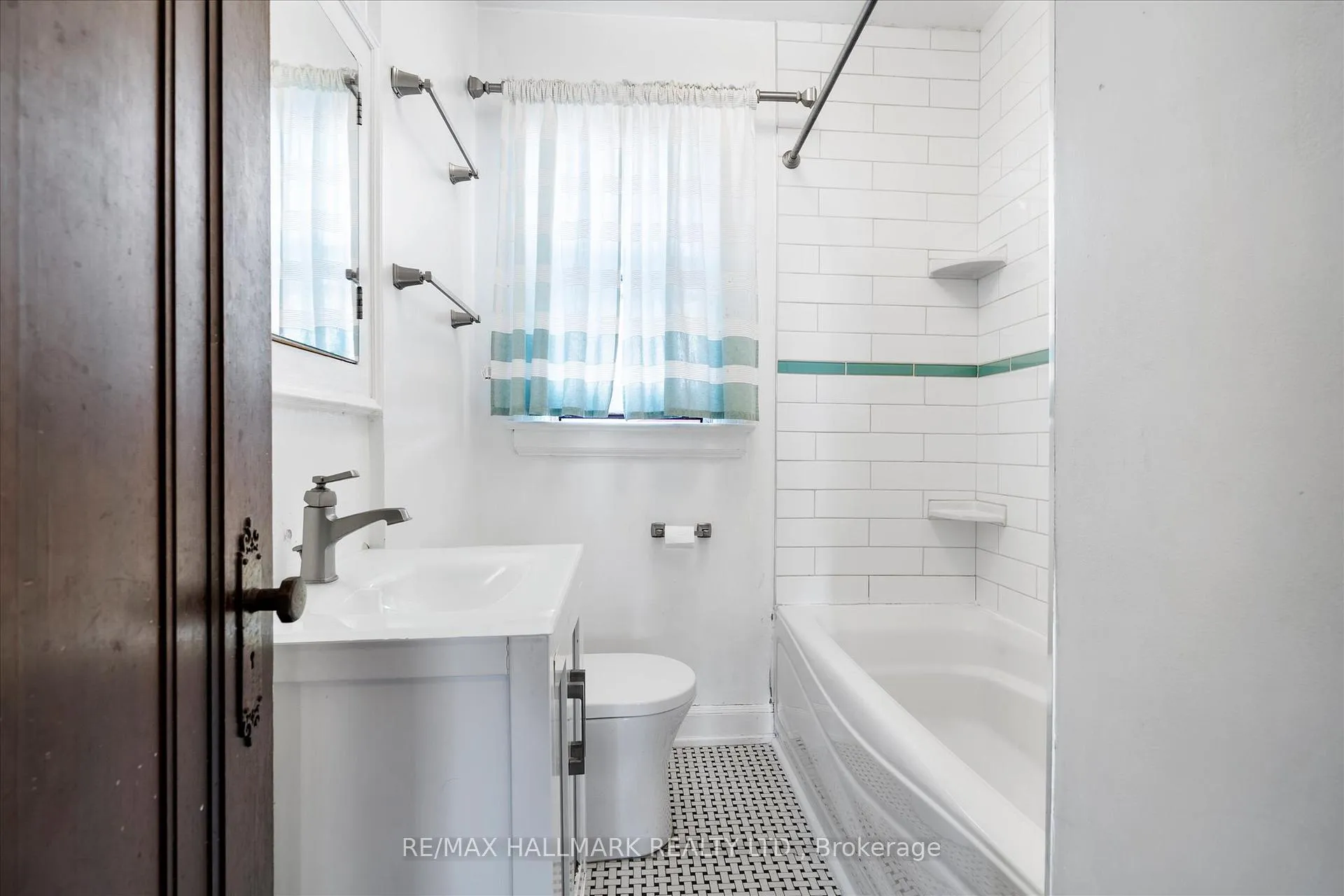 Photo 11 of 50 Benlamond Avenue, Toronto, East End-Danforth — HOMEH