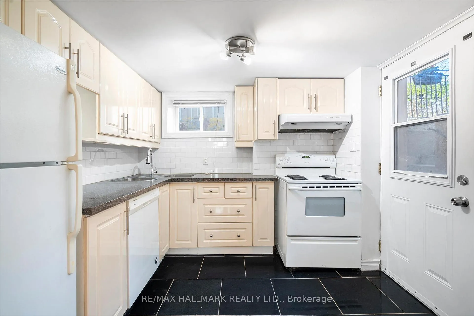 Photo 12 of 50 Benlamond Avenue, Toronto, East End-Danforth — HOMEH