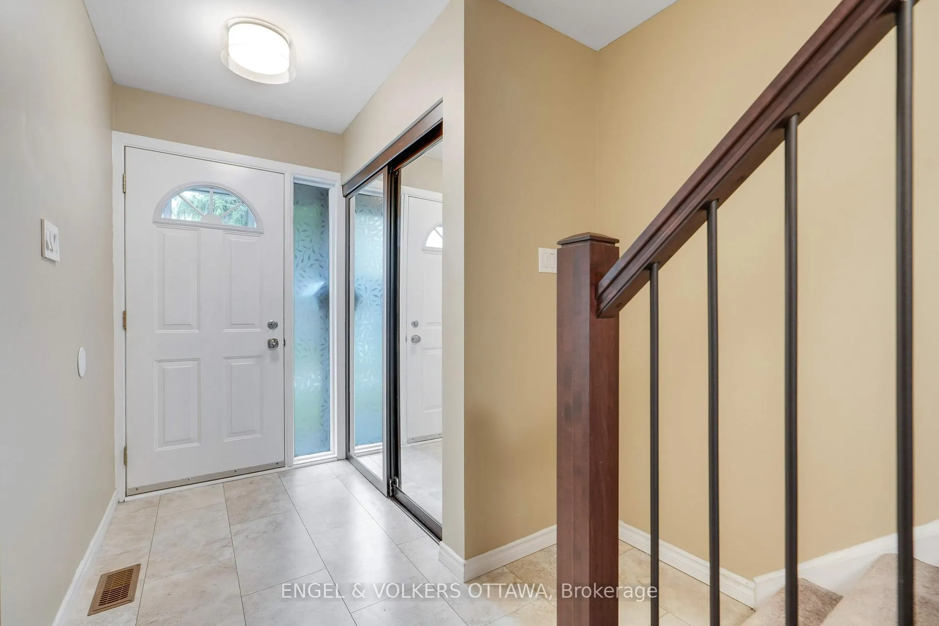 Photo 3 of Unit 33, 2111 Montreal Road, Ottawa, Beaconwood — HOMEH