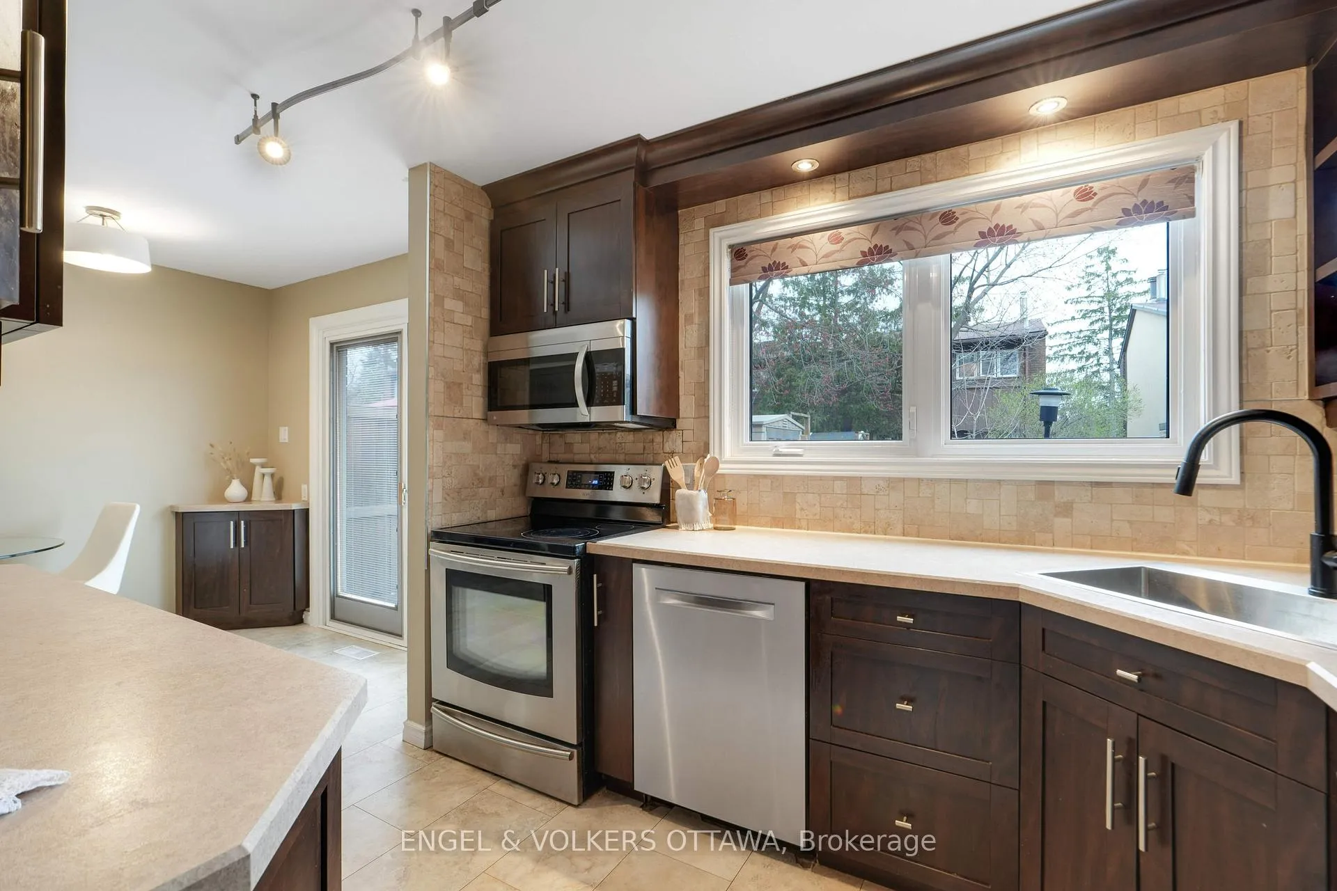 Photo 11 of Unit 33, 2111 Montreal Road, Ottawa, Beaconwood — HOMEH