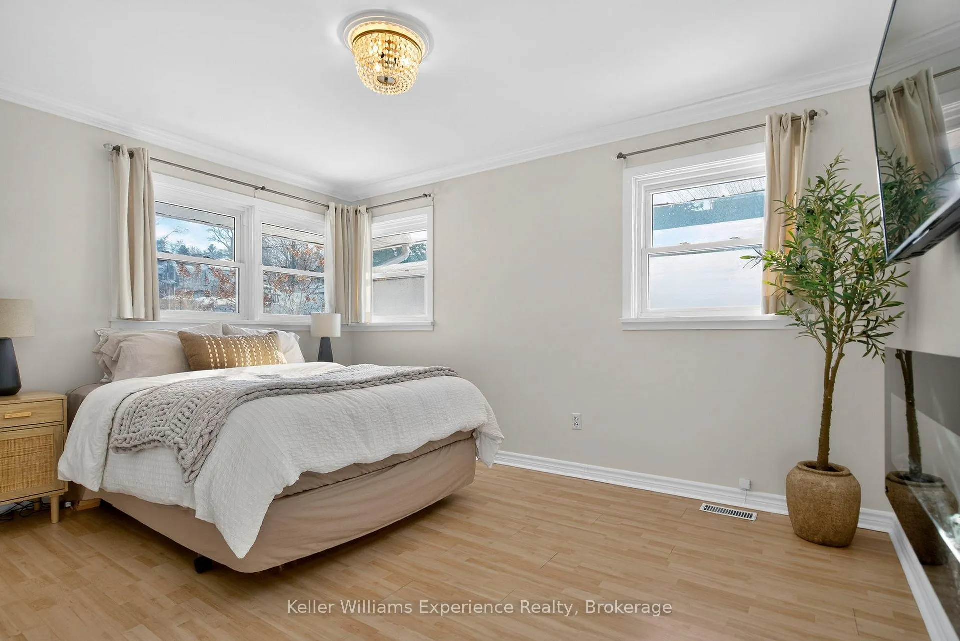 Photo 19 of 557 Hugel Avenue, Midland — HOMEH