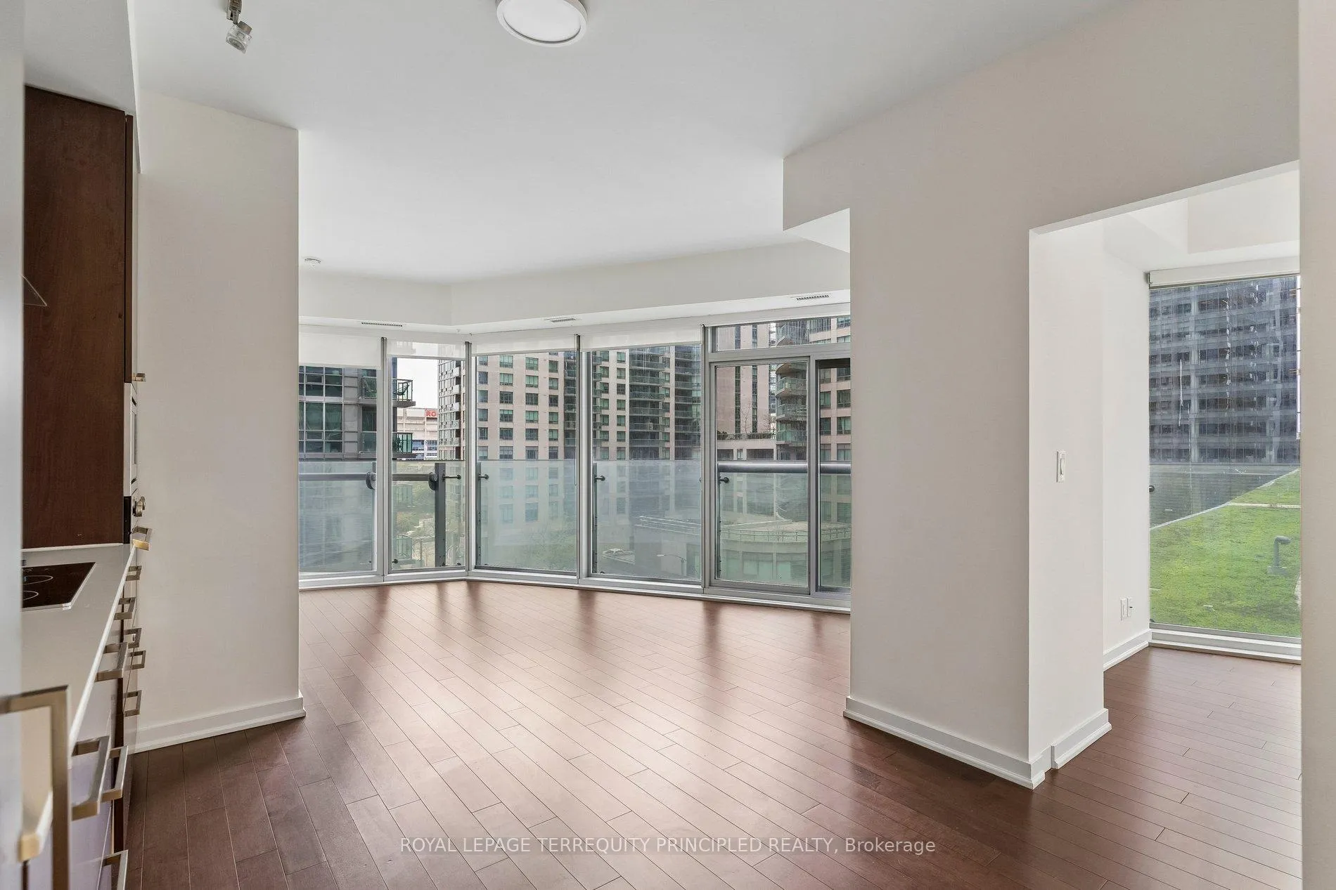 Photo 9 of Unit 307, 12 York Street, Toronto, Waterfront Communities — HOMEH