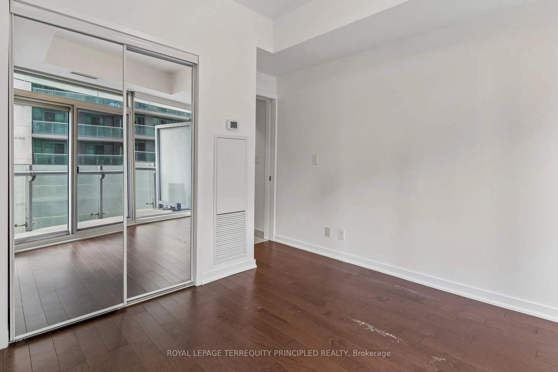 Photo 13 of Unit 307, 12 York Street, Toronto, Waterfront Communities — HOMEH