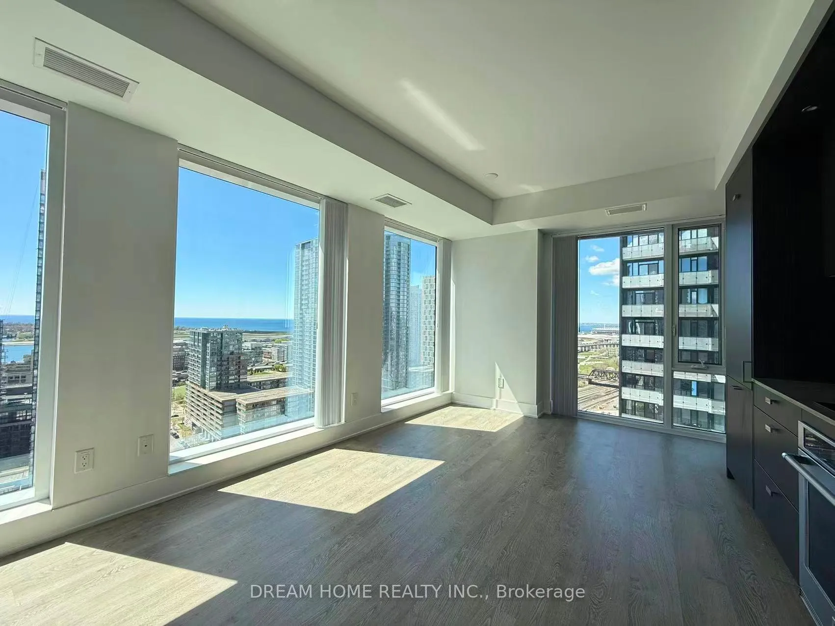 Photo 5 of Unit 1813, 470 Front Street W, Toronto, Waterfront Communities — HOMEH