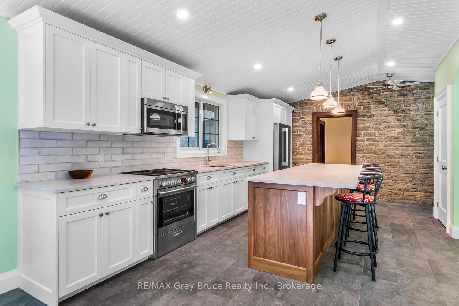 Photo 19 of 1075 4th Avenue W, Owen Sound — HOMEH