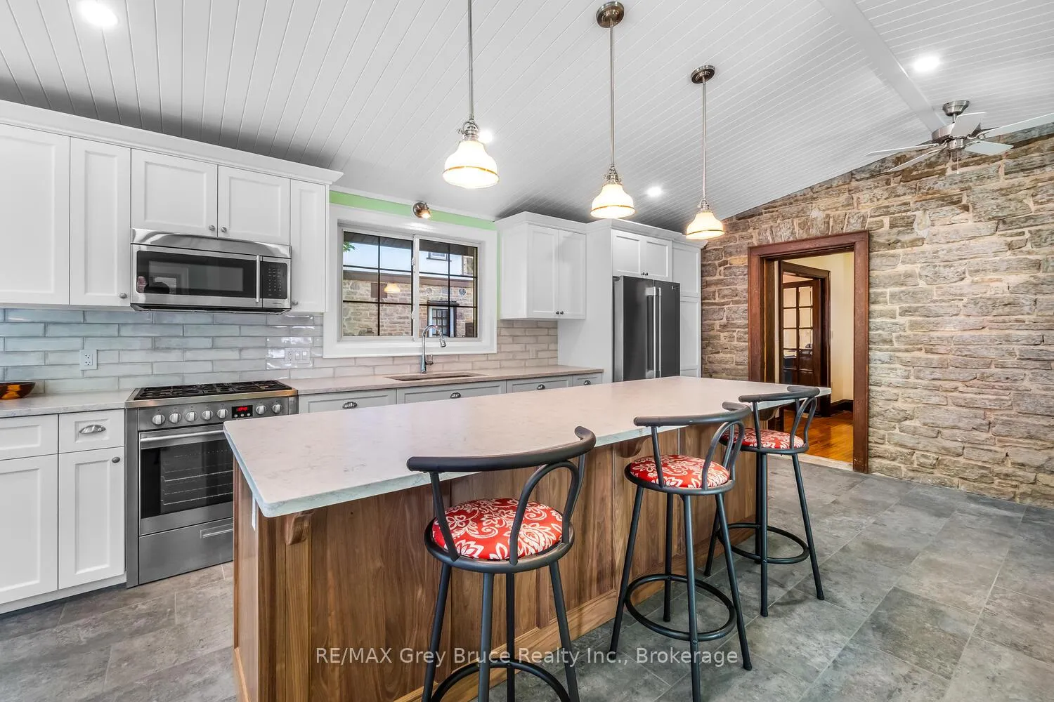 Photo 21 of 1075 4th Avenue W, Owen Sound — HOMEH
