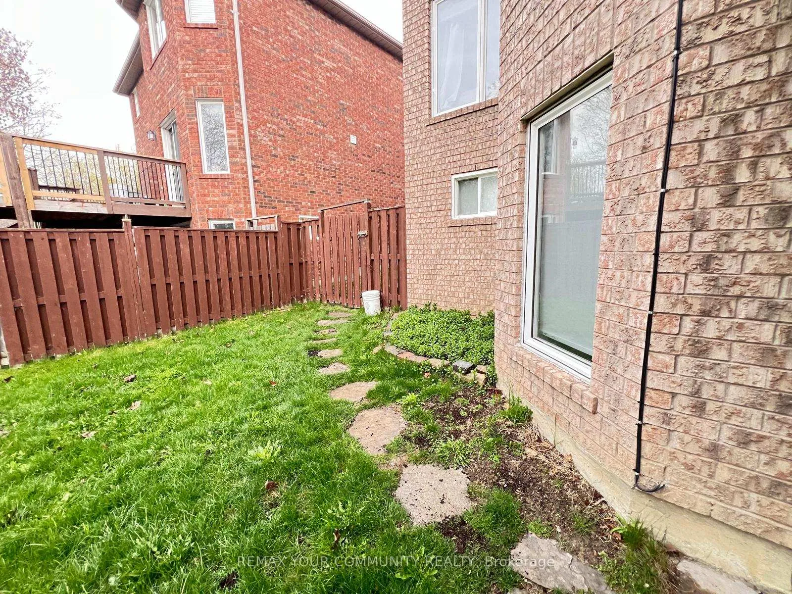 Front of Unit Basement, 586 pembridge Court