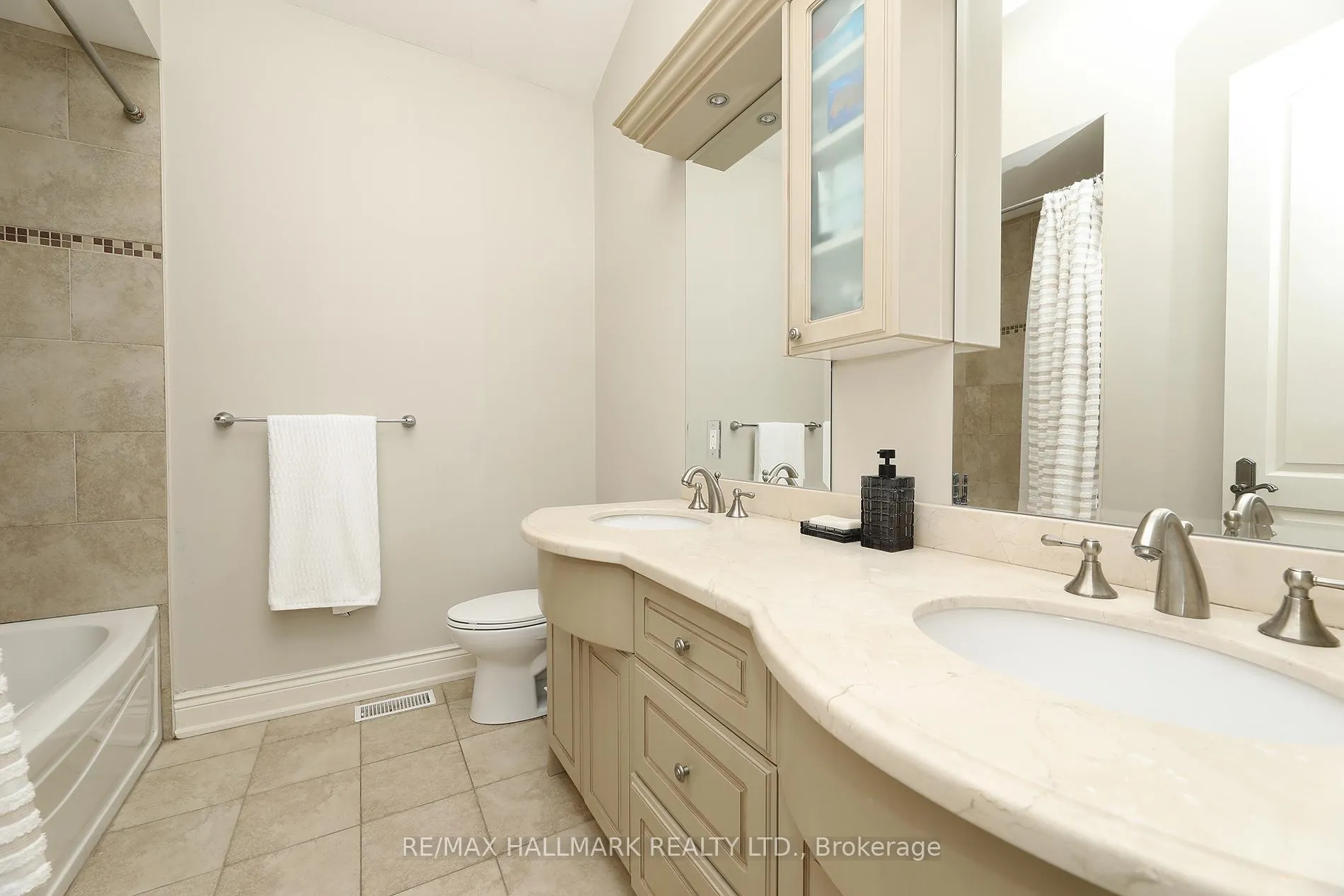 Photo 32 of 370 Douglas Avenue, Toronto, Bedford Park-Nortown — HOMEH