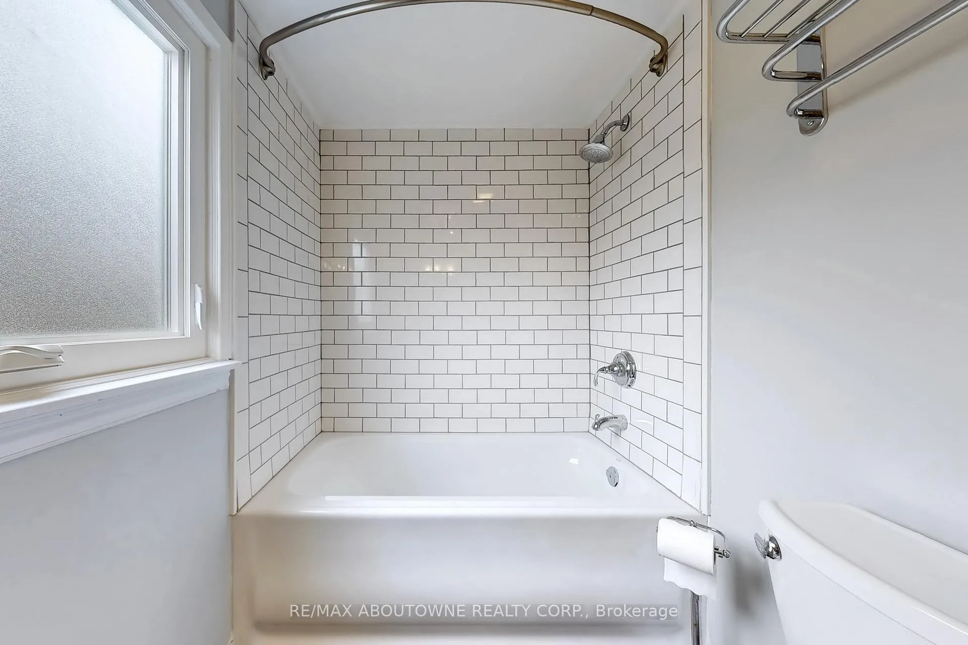Photo 32 of 2362 Canso Road, Oakville, Ford — HOMEH