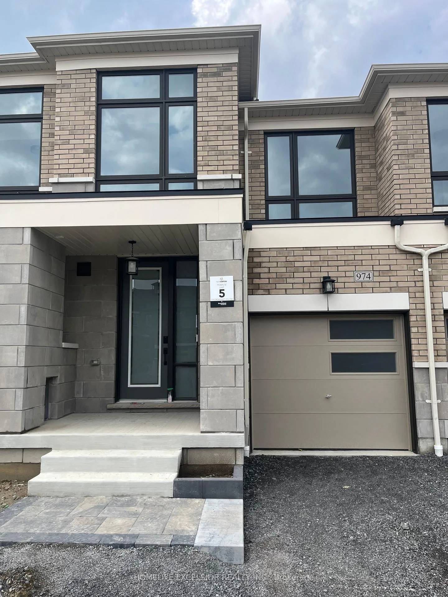 Photo 8 of 974 Crowsnest Hollow, Pickering, Rural Pickering — HOMEH