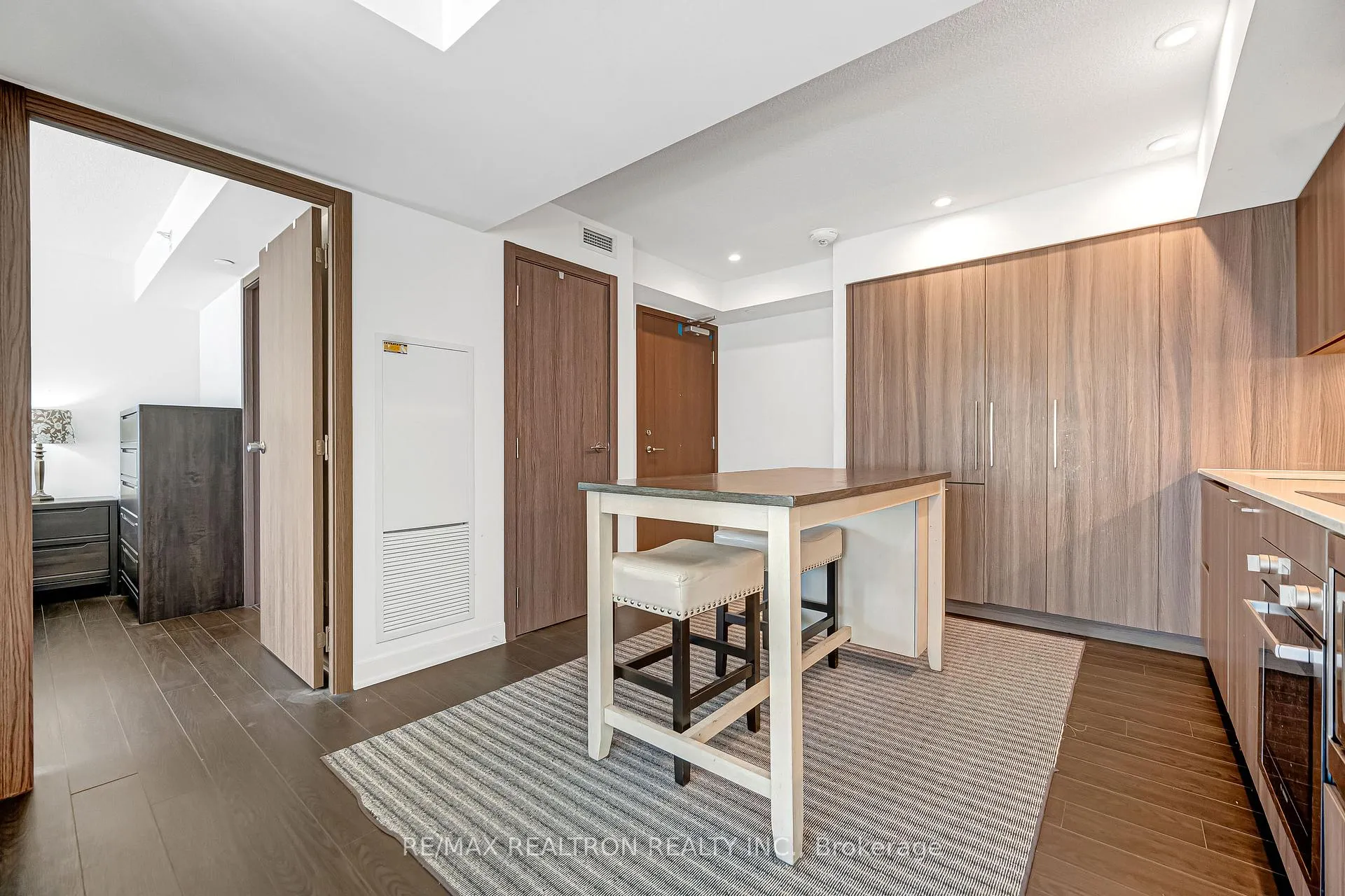 Photo 4 of Unit 811, 19 Bathurst Street, Toronto, Waterfront Communities — HOMEH