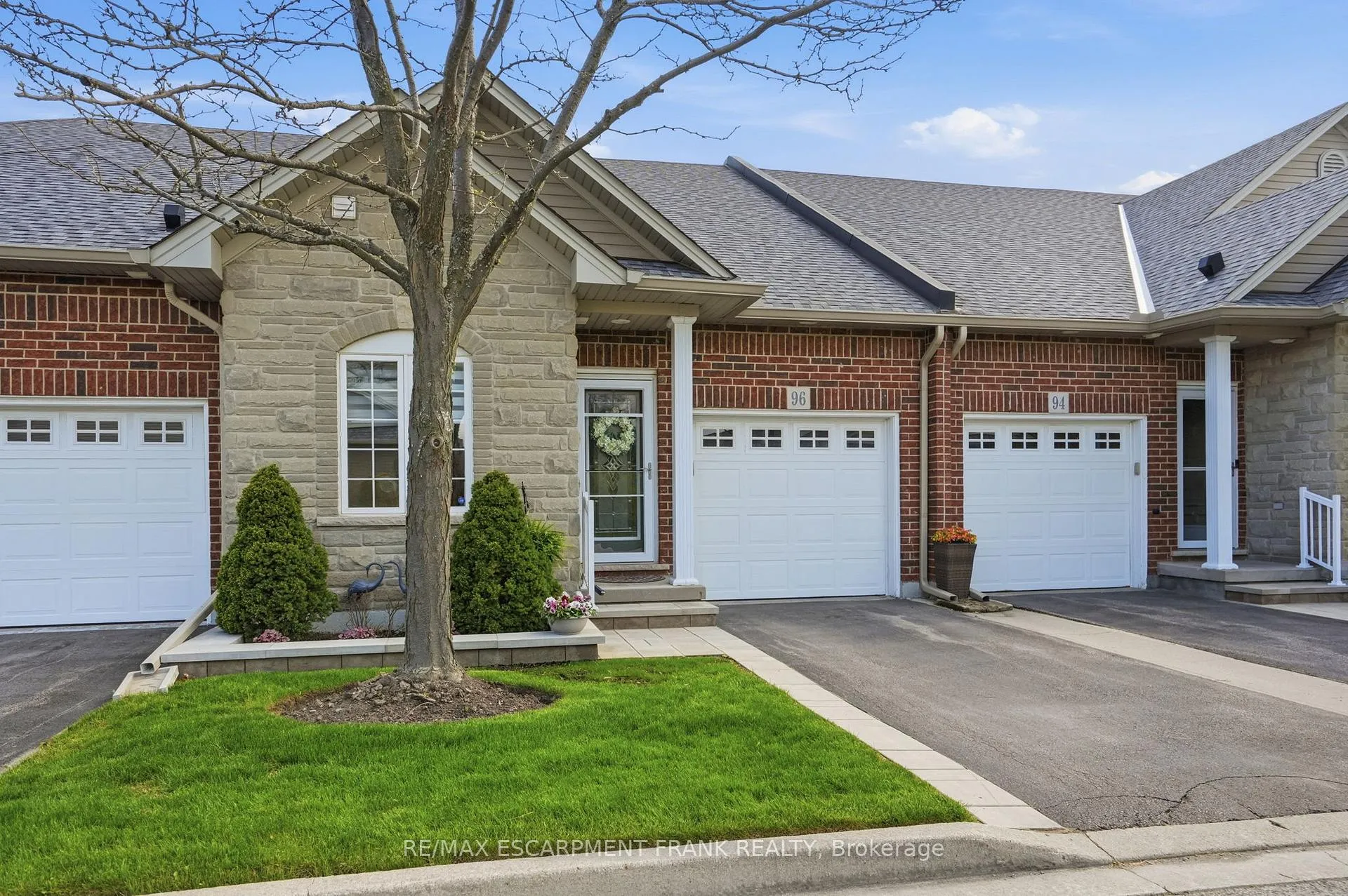 Photo 2 of 96 Abbotsford Trail, Hamilton, Twenty Place — HOMEH