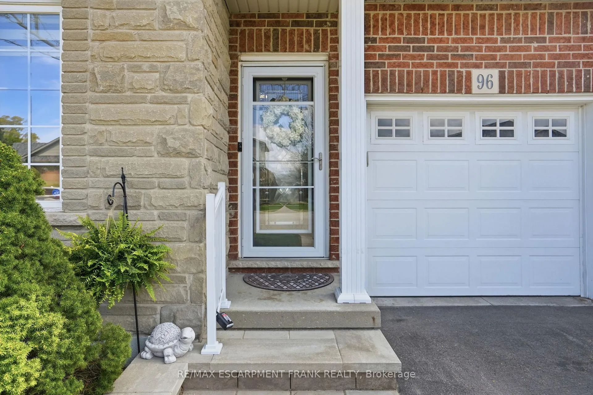 Photo 3 of 96 Abbotsford Trail, Hamilton, Twenty Place — HOMEH