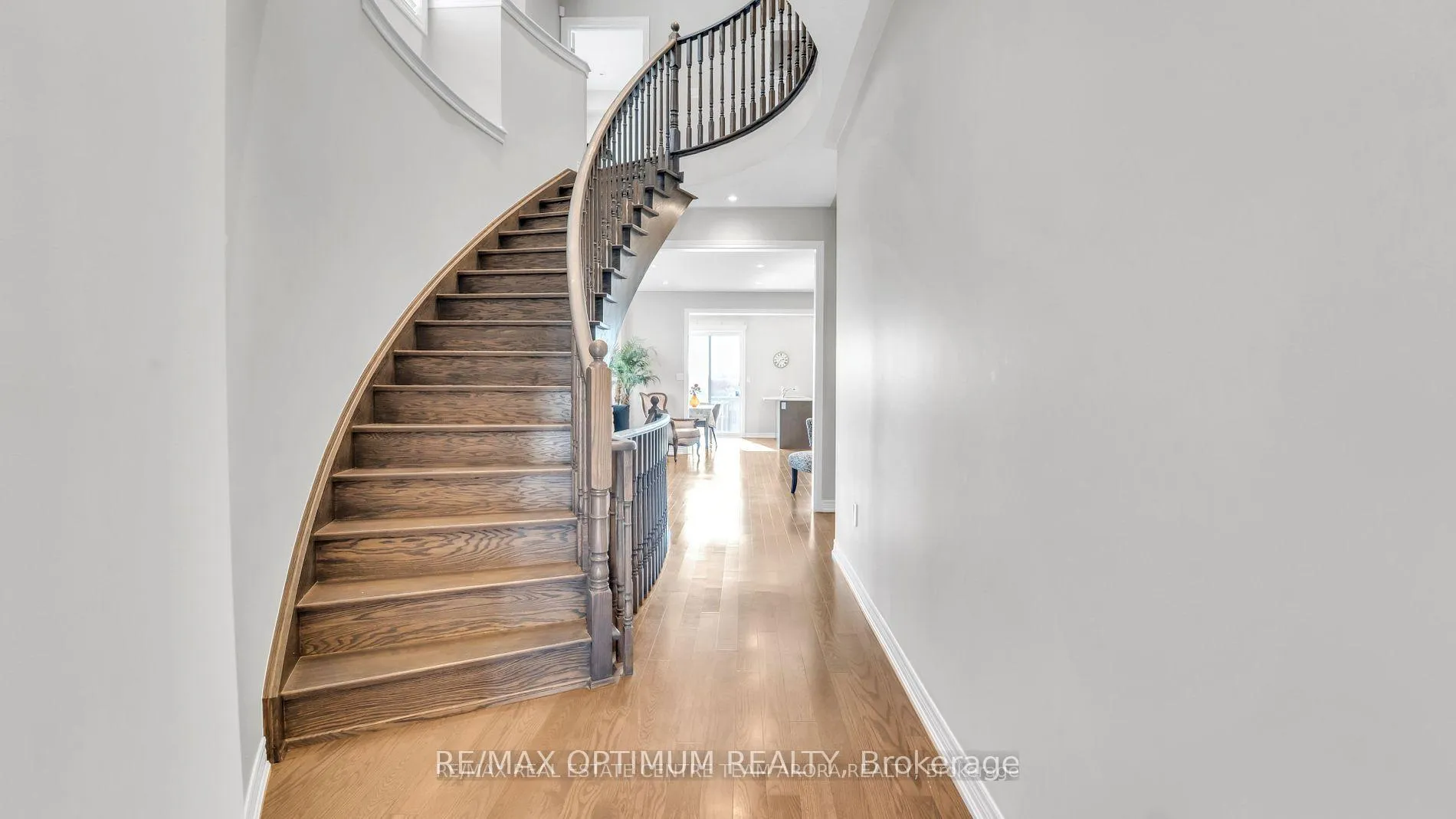 Photo 5 of 232 Sky Harbour Drive, Brampton, Bram West — HOMEH