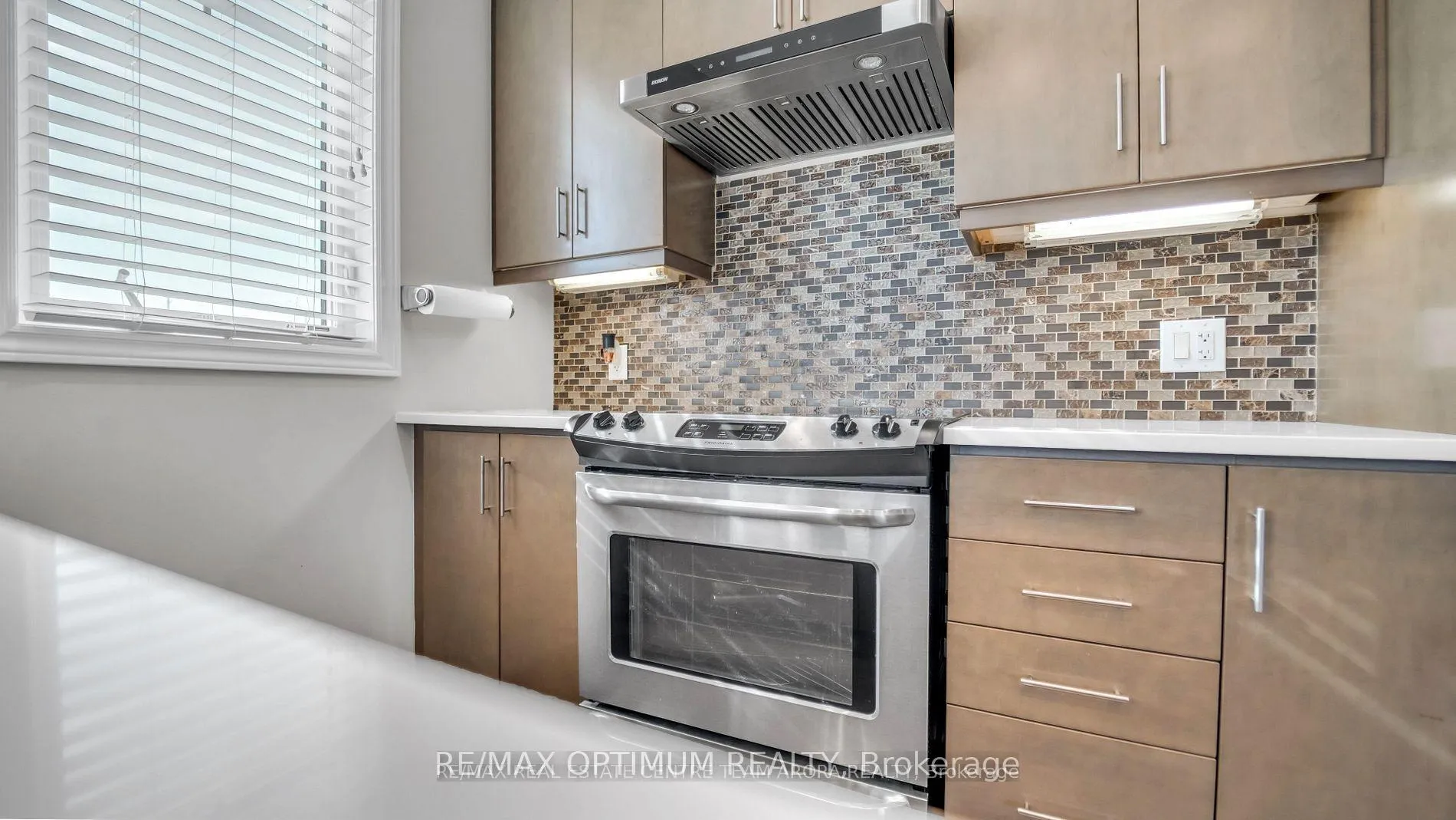 Photo 12 of 232 Sky Harbour Drive, Brampton, Bram West — HOMEH