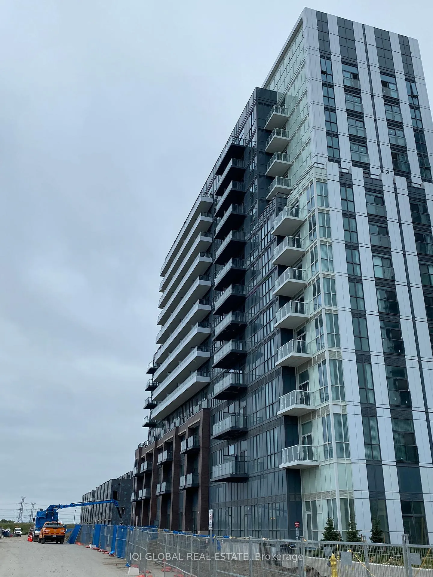 Photo 2 of Unit 318, 60 Honeycrisp Crescent E, Vaughan, Vaughan Corporate Centre — HOMEH