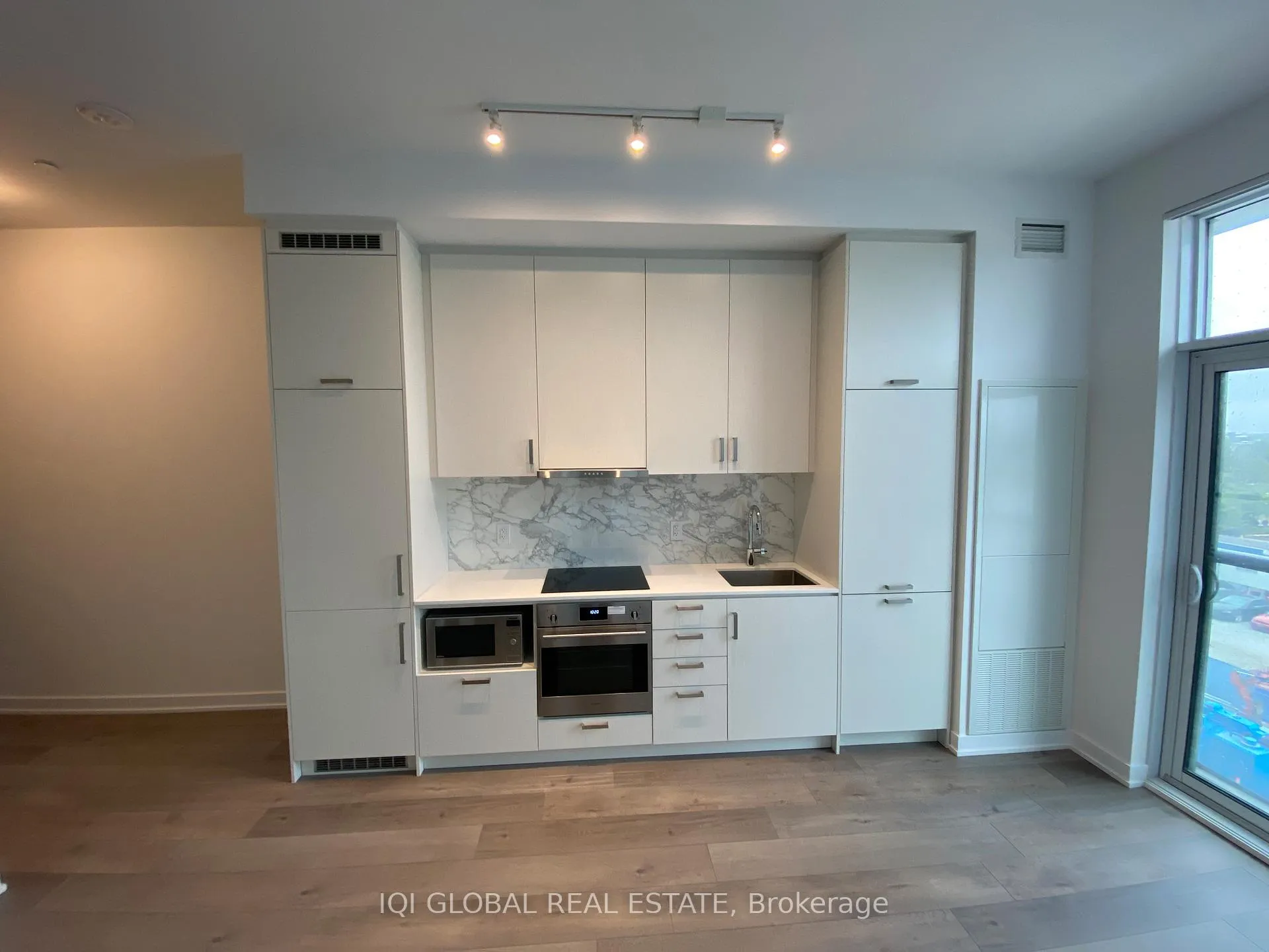 Photo 3 of Unit 318, 60 Honeycrisp Crescent E, Vaughan, Vaughan Corporate Centre — HOMEH
