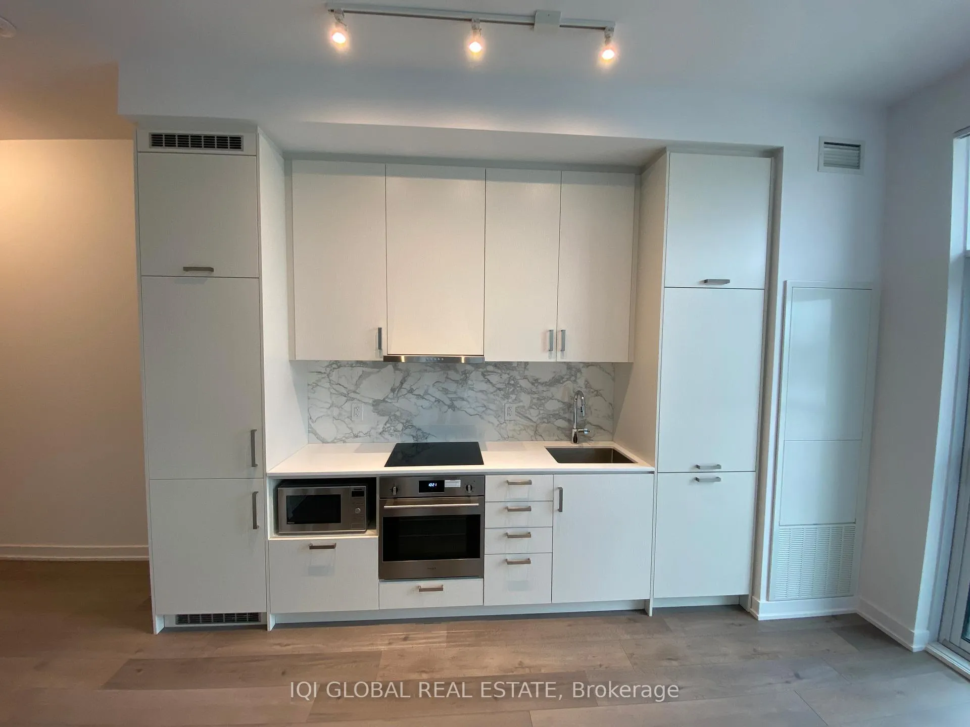 Photo 4 of Unit 318, 60 Honeycrisp Crescent E, Vaughan, Vaughan Corporate Centre — HOMEH