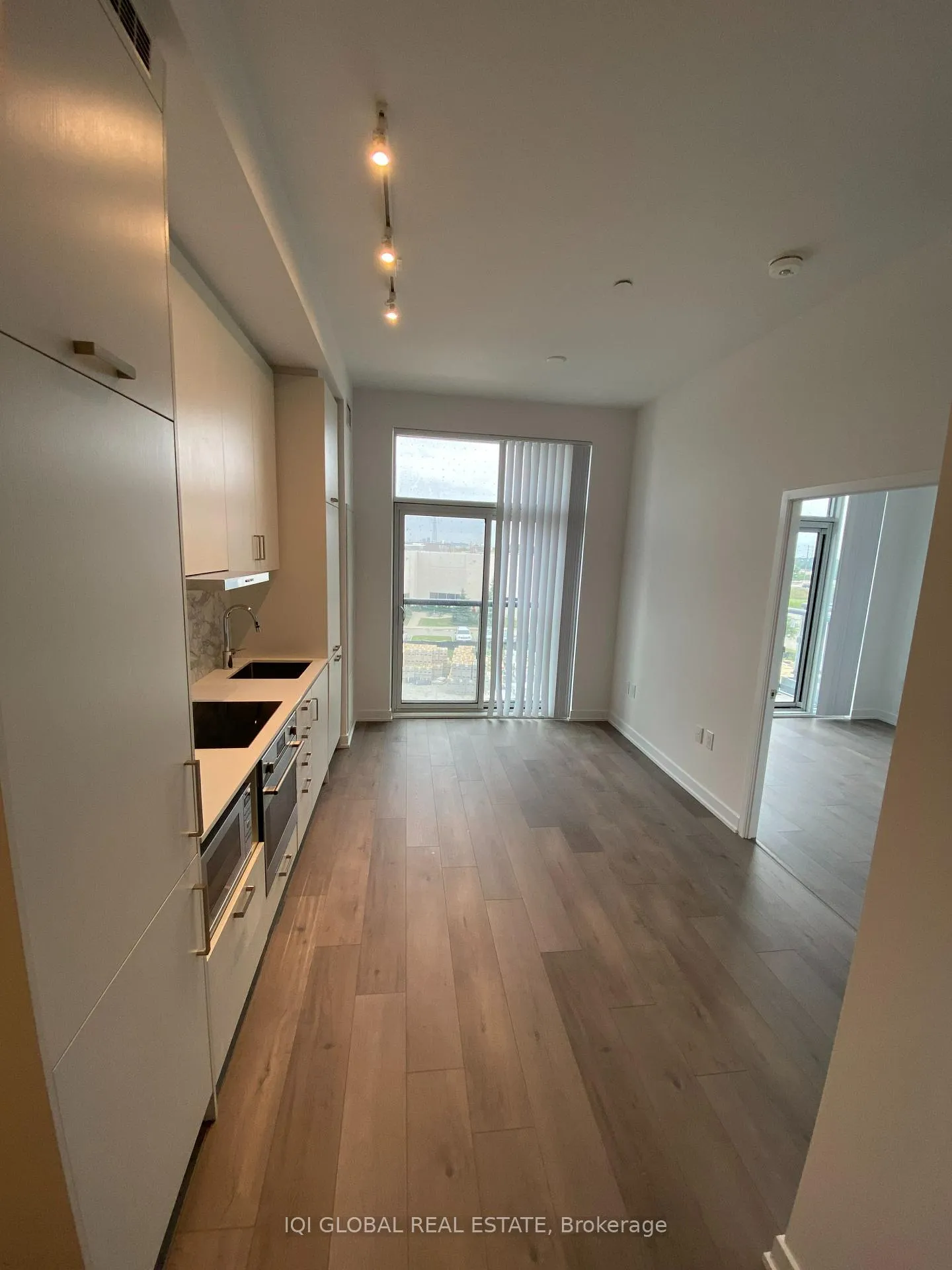 Photo 5 of Unit 318, 60 Honeycrisp Crescent E, Vaughan, Vaughan Corporate Centre — HOMEH
