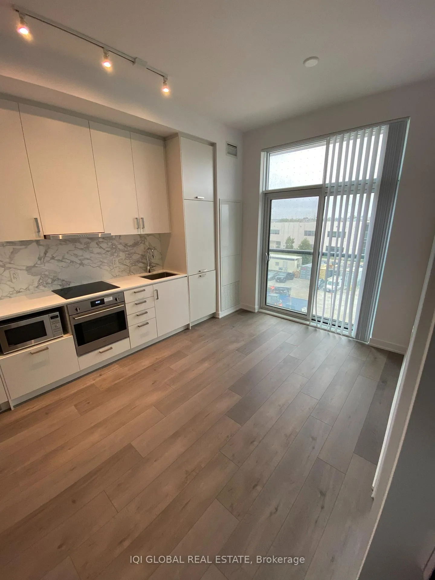 Photo 6 of Unit 318, 60 Honeycrisp Crescent E, Vaughan, Vaughan Corporate Centre — HOMEH
